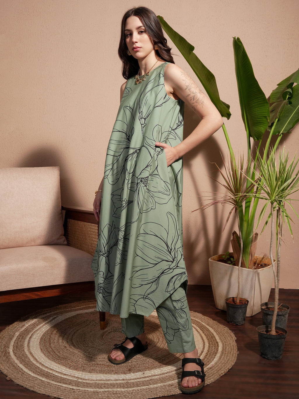 Vara By Vishudh Women Green Printed Kurta With Trouser - Green - Image 2