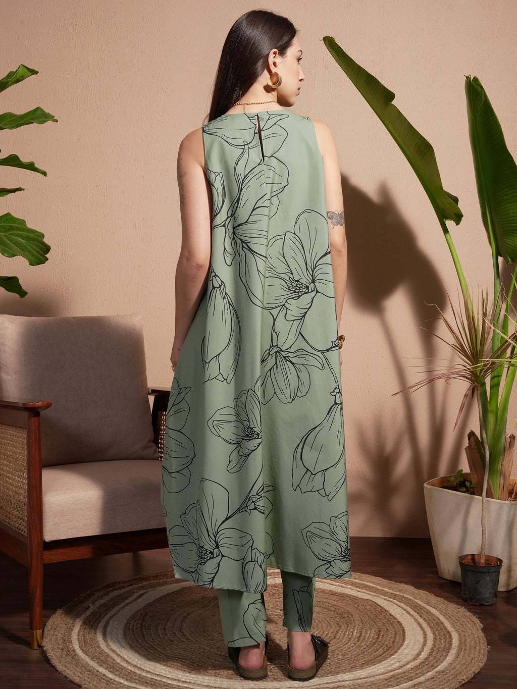 Vara By Vishudh Women Green Printed Kurta With Trouser - Green - Image 3