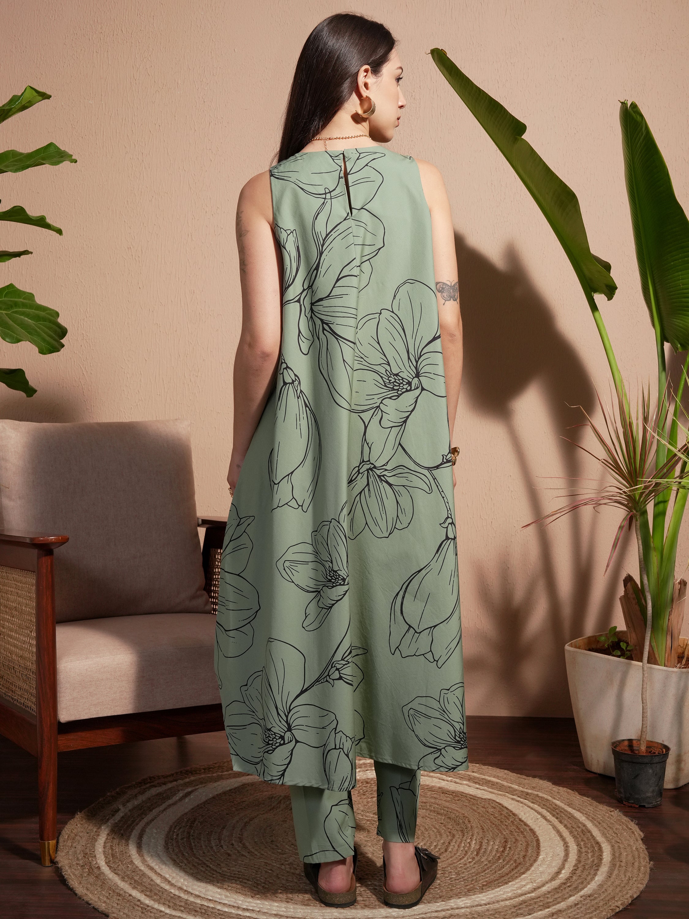 Vara By Vishudh Women Green Printed Kurta With Trouser - Green - Image 3