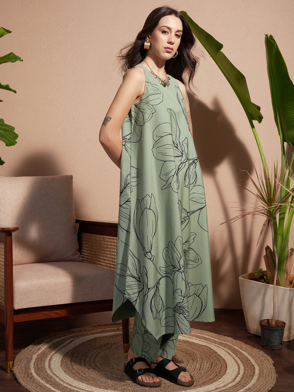 Vara By Vishudh Women Green Printed Kurta With Trouser - Green - Image 4