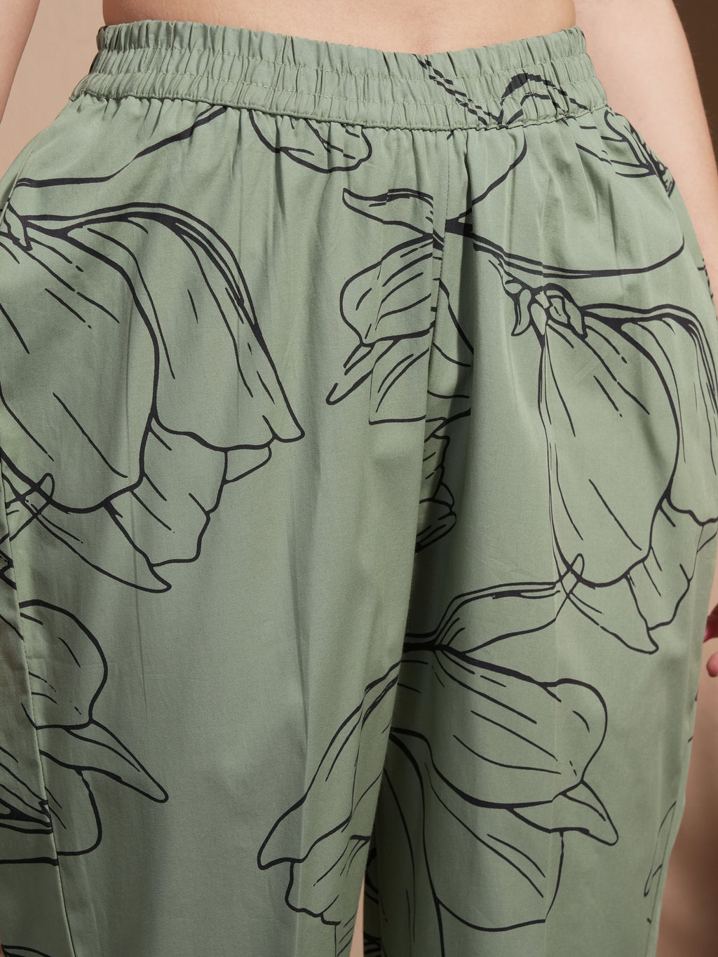 Vara By Vishudh Women Green Printed Kurta With Trouser - Green - Image 7