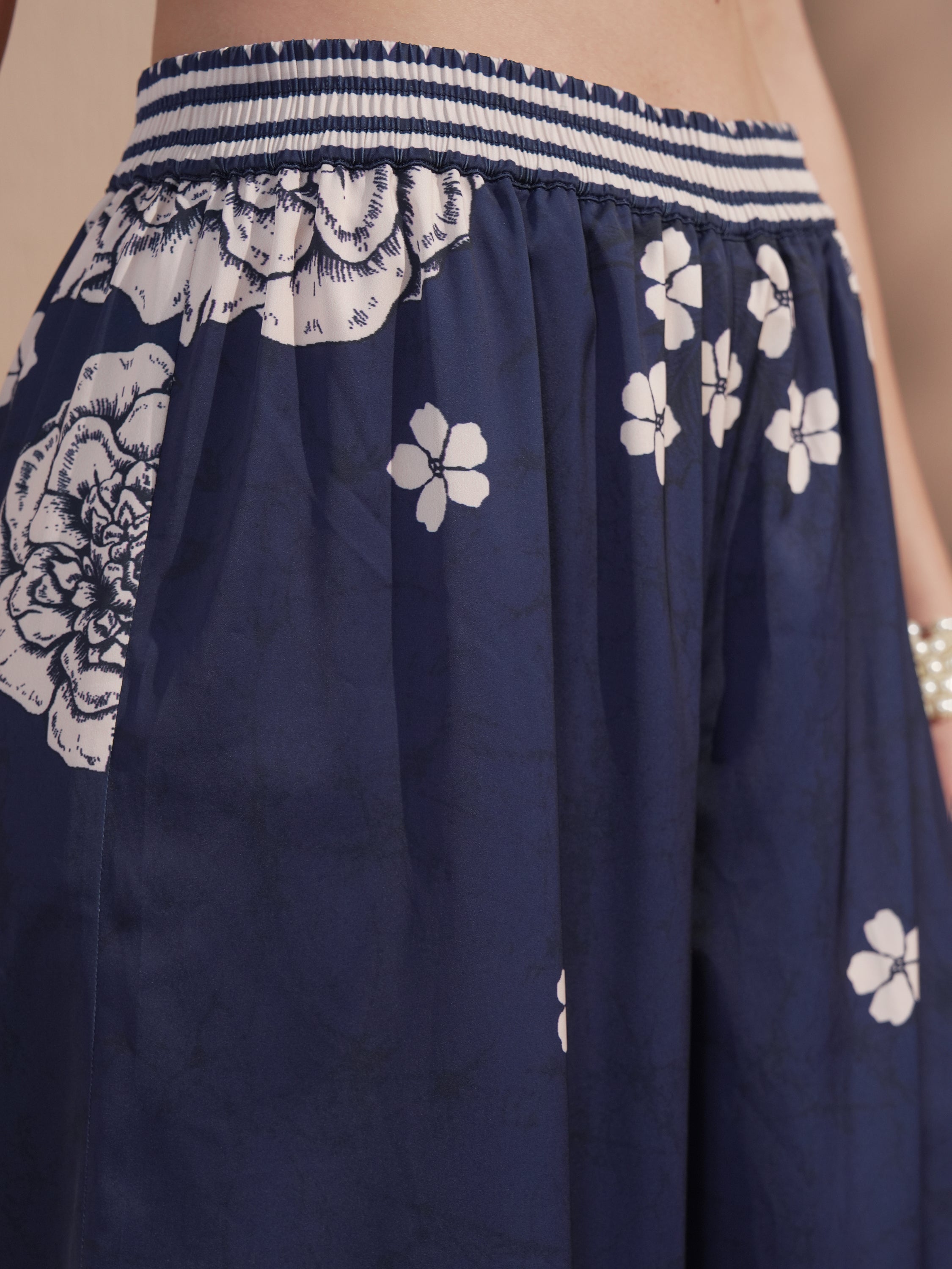 Vara By Vishudh Women Navy Blue Printed Kurta With Trouser - Navy Blue - Image 7