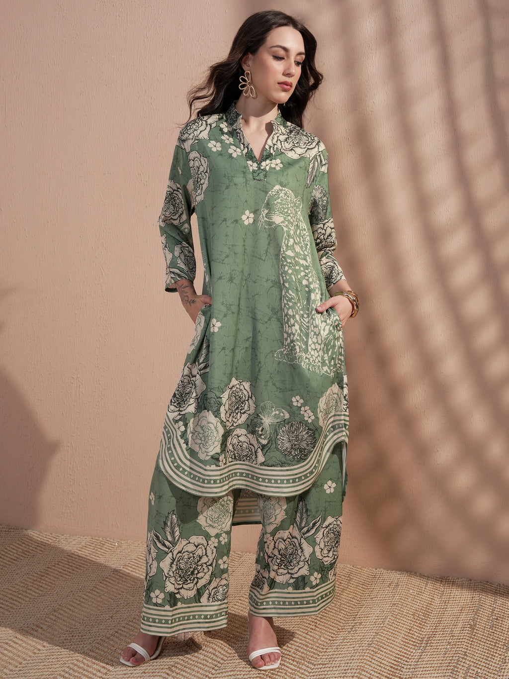 Vara By Vishudh Women Green Printed Kurta With Trouser - Green - Image 1