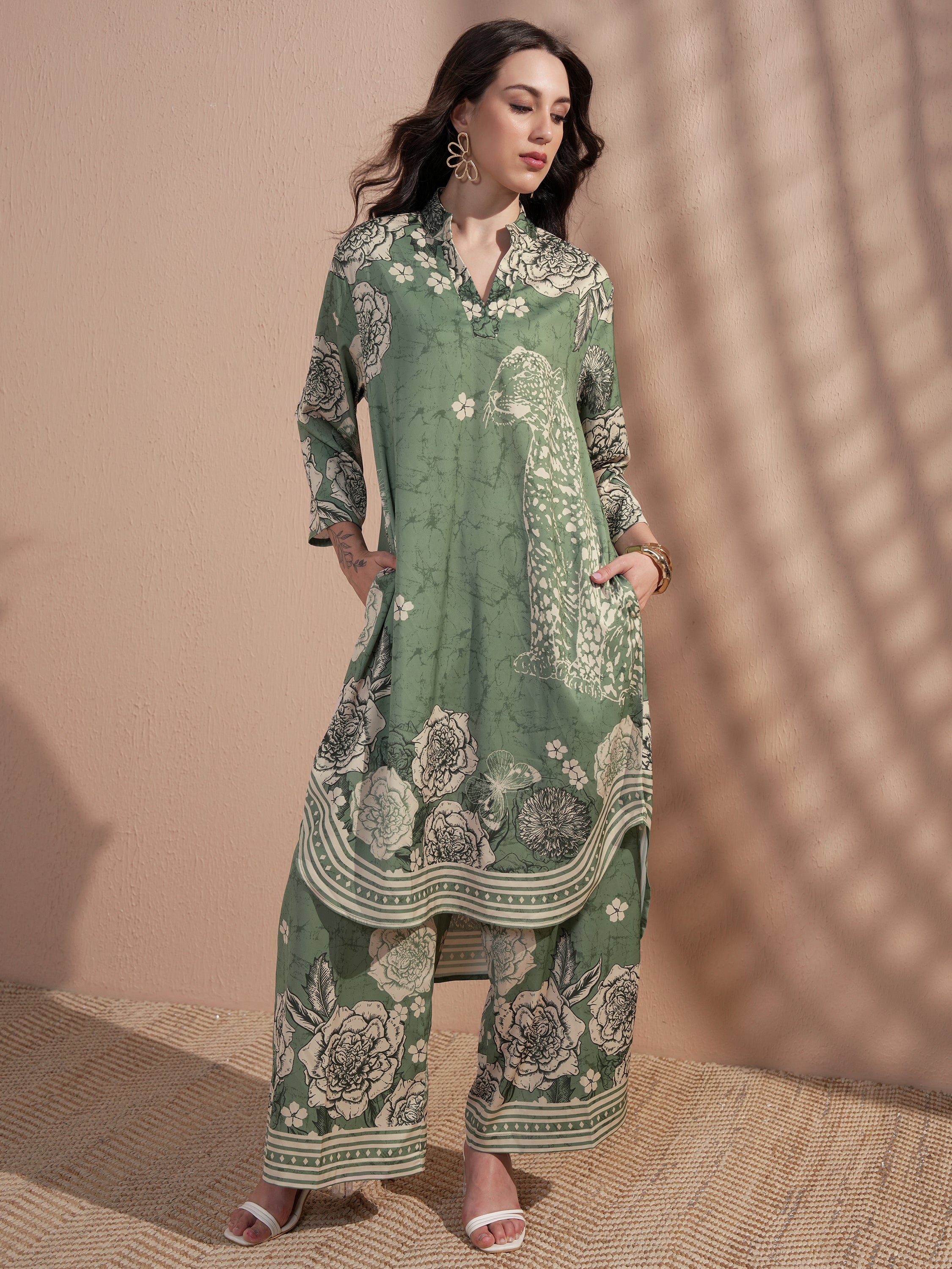Vara By Vishudh Women Green Printed Kurta With Trouser - Green - Image 1