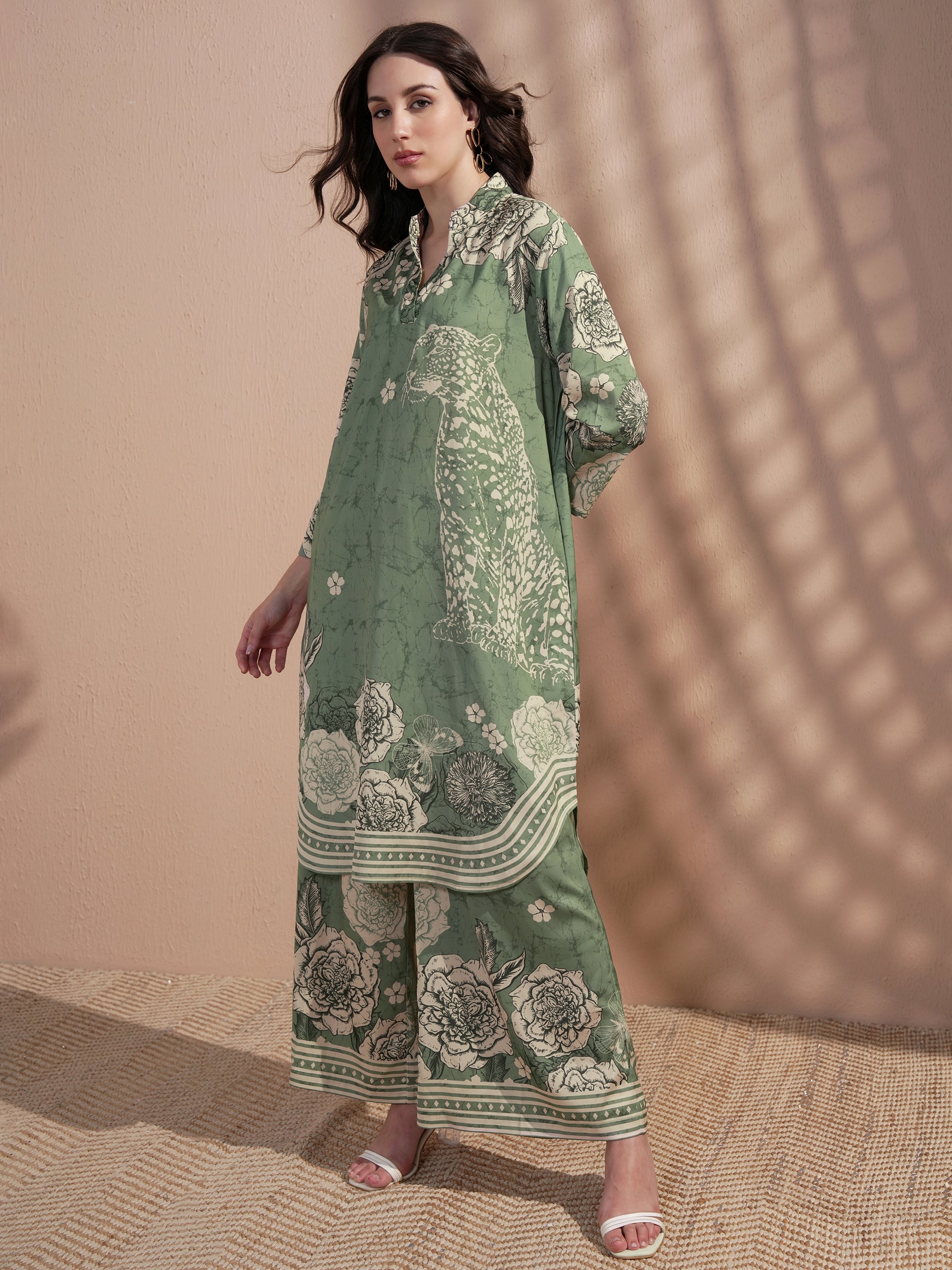 Vara By Vishudh Women Green Printed Kurta With Trouser - Green - Image 2
