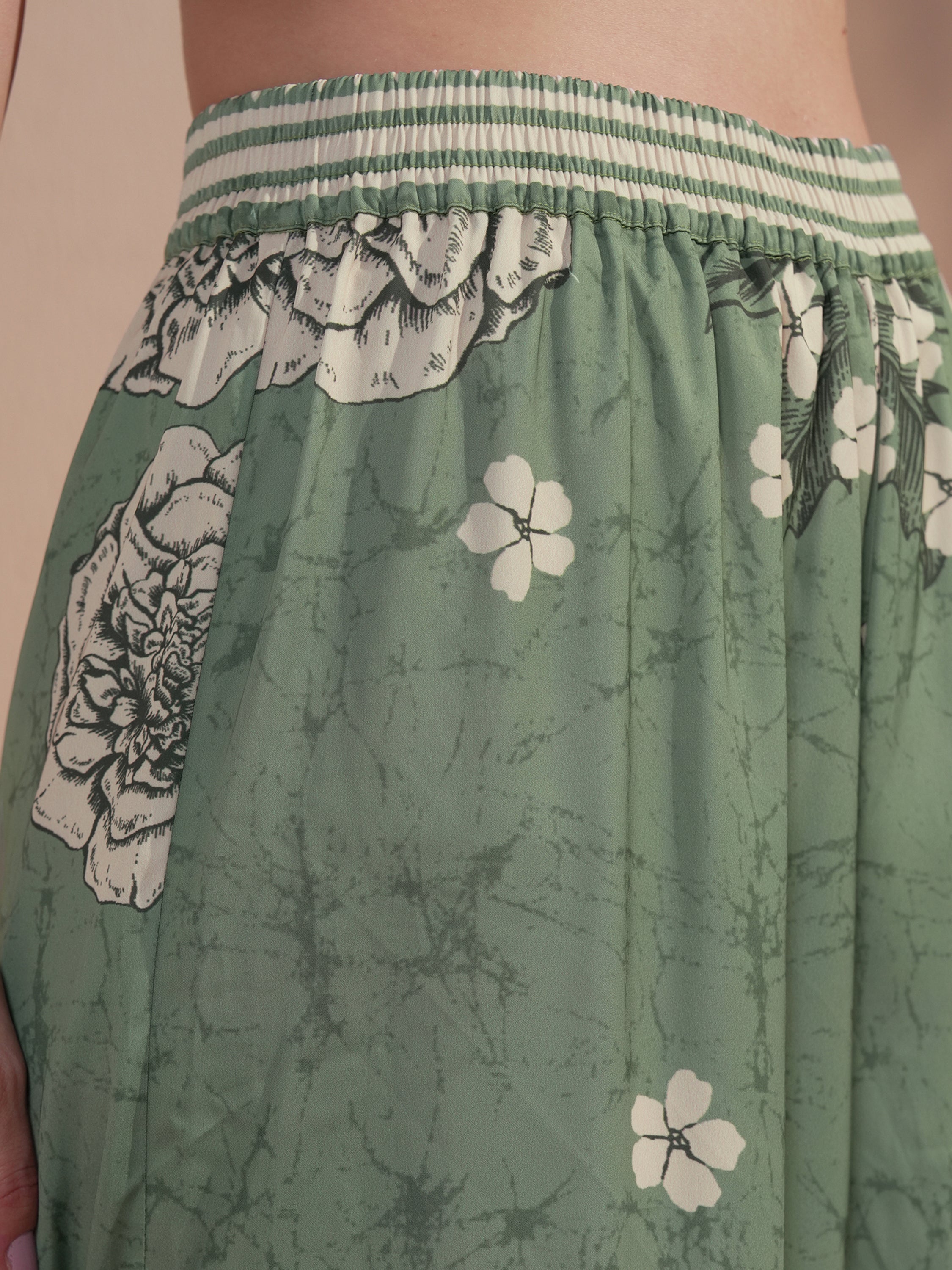 Vara By Vishudh Women Green Printed Kurta With Trouser - Green - Image 7