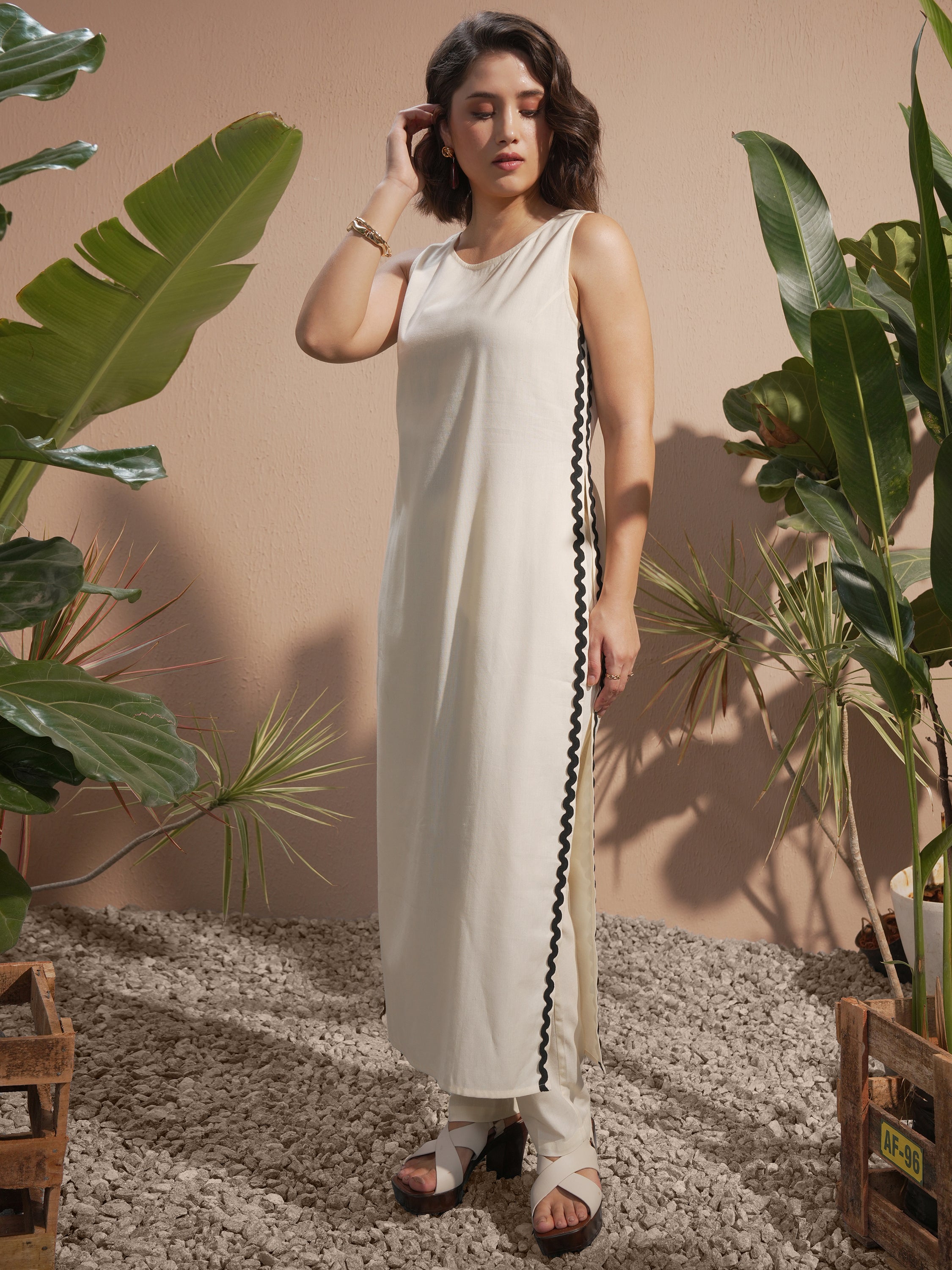 Vara By Vishudh Women Off White Solid Kurta With Trouser - Off White - Image 2