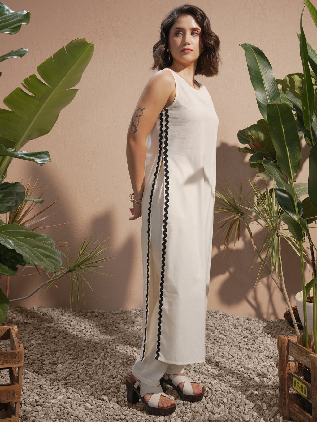 Vara By Vishudh Women Off White Solid Kurta With Trouser - Off White - Image 4