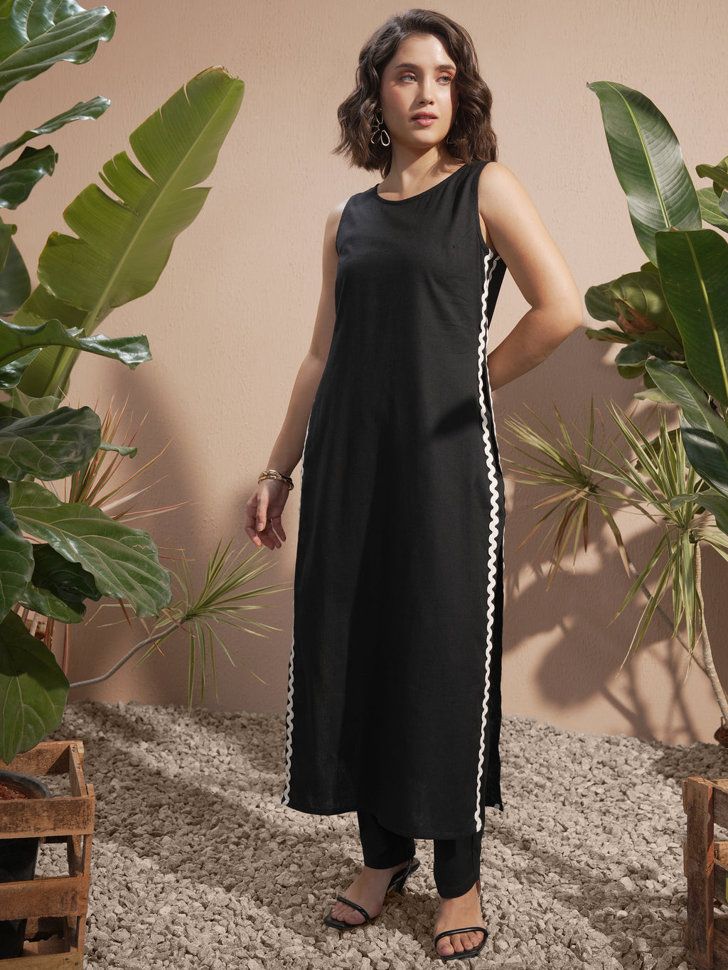 Vara By Vishudh Women Black Solid Kurta With Trouser - Black - Image 2