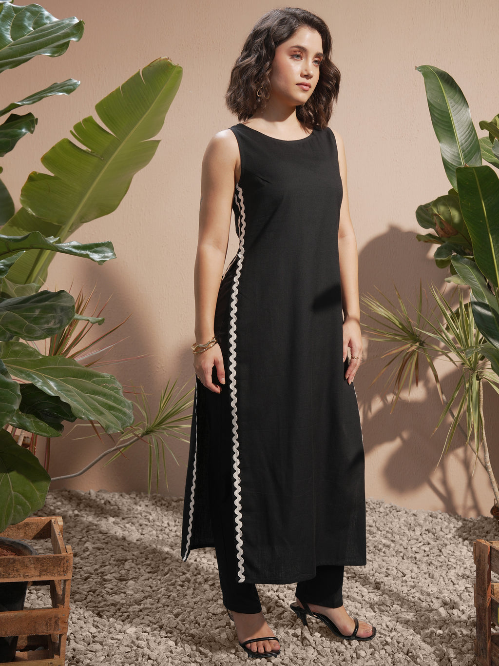 Vara By Vishudh Women Black Solid Kurta With Trouser - Black - Image 4