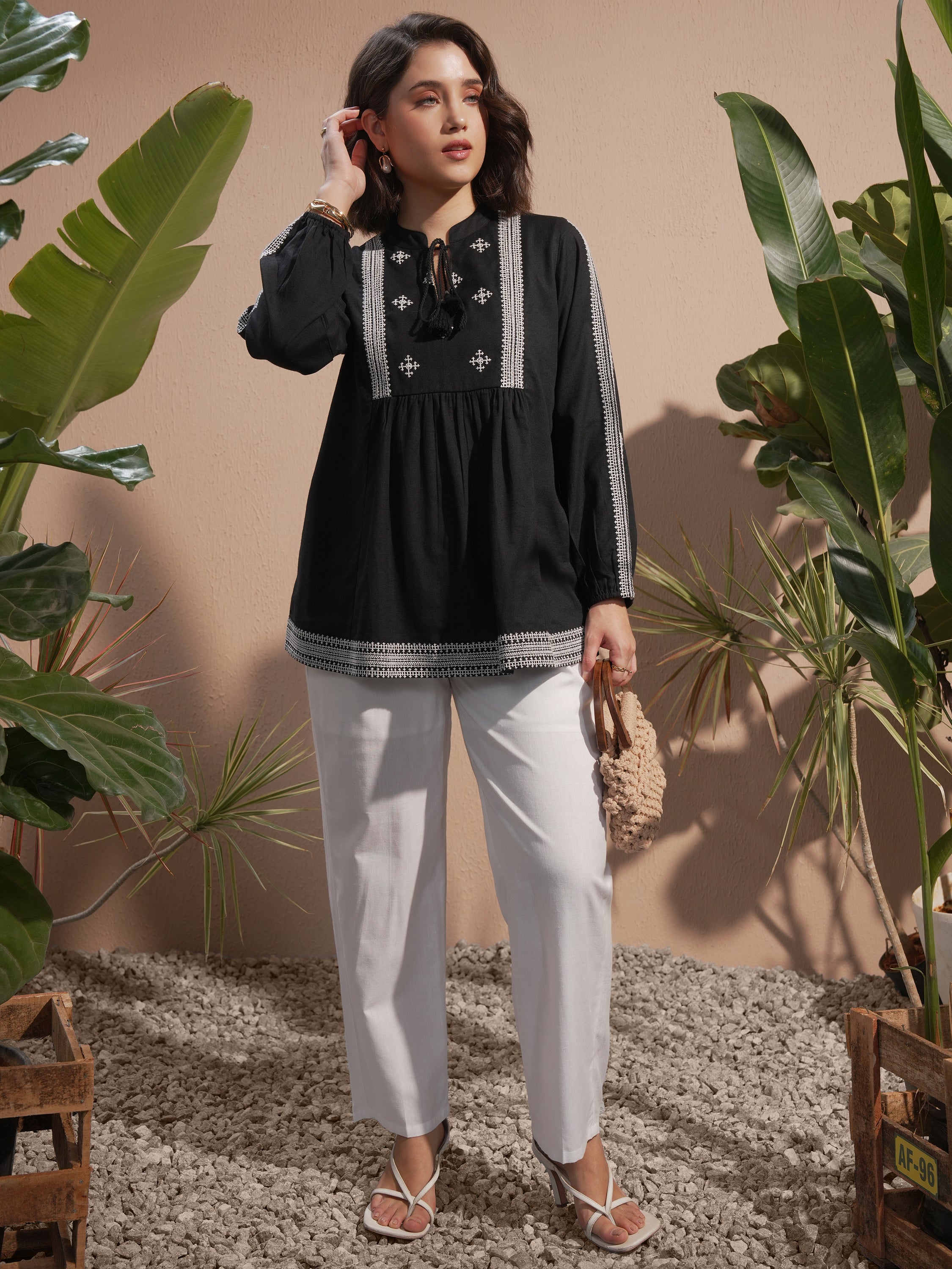 Vara By Vishudh Women White Solid Regular Fit Casual Trouser - White - Image 2