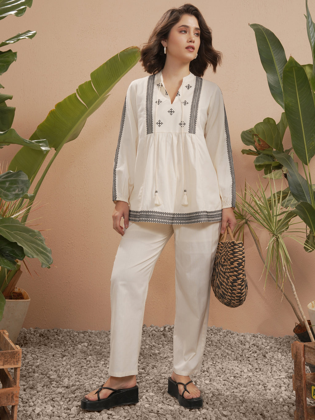 Vara By Vishudh Women Off White Solid Regular Fit Casual Trouser - Off White - Image 2