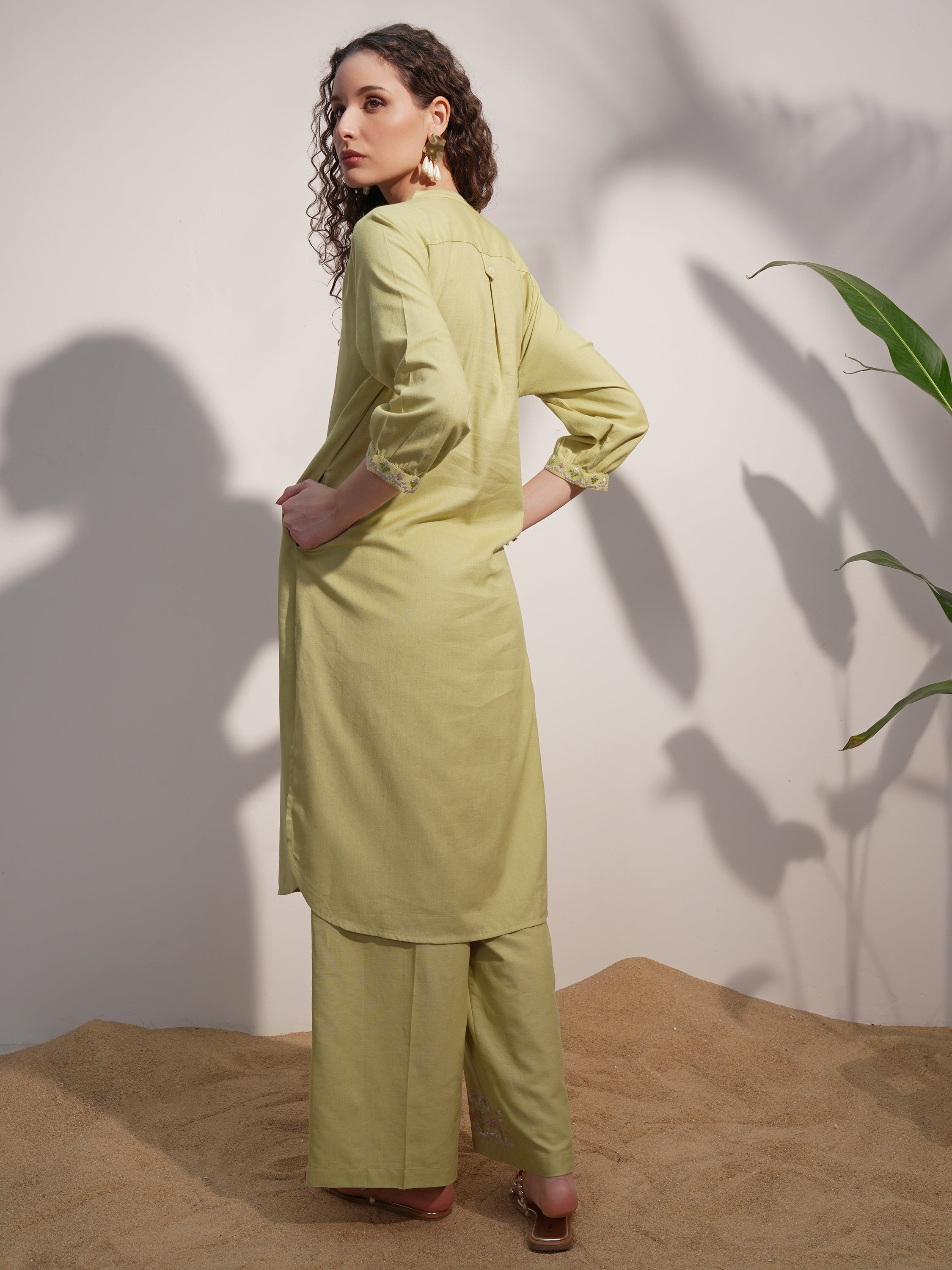 Vara By Vishudh Women Green Embroidered Straight Kurta - Green - Image 3