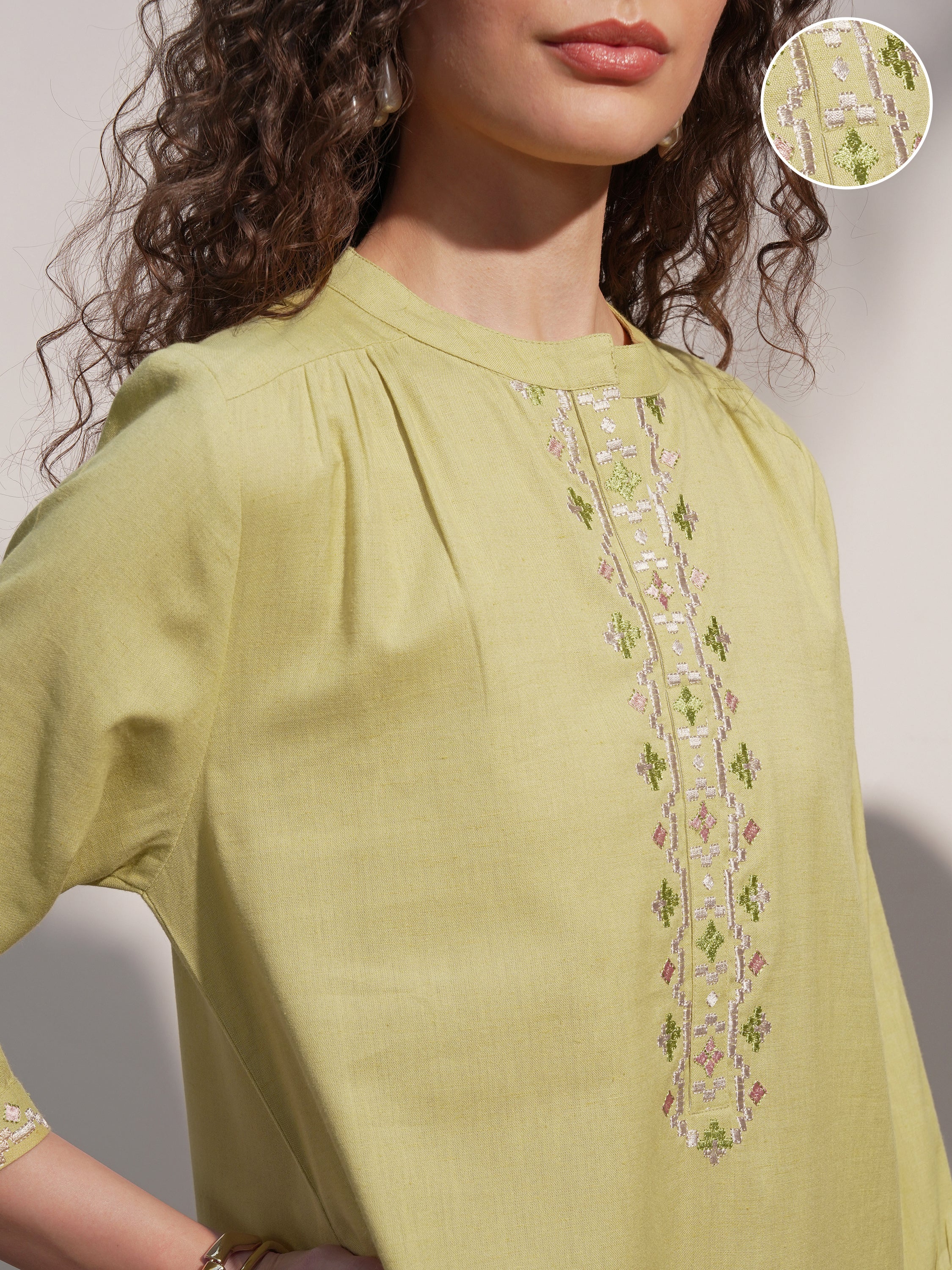 Vara By Vishudh Women Green Embroidered Straight Kurta - Green - Image 5