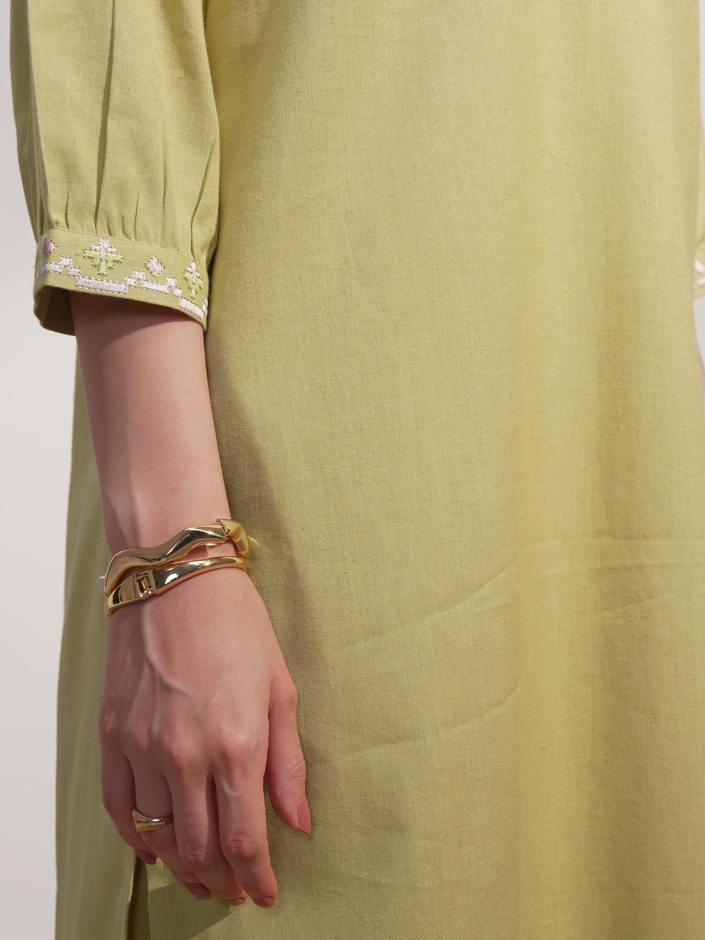 Vara By Vishudh Women Green Embroidered Straight Kurta - Green - Image 7