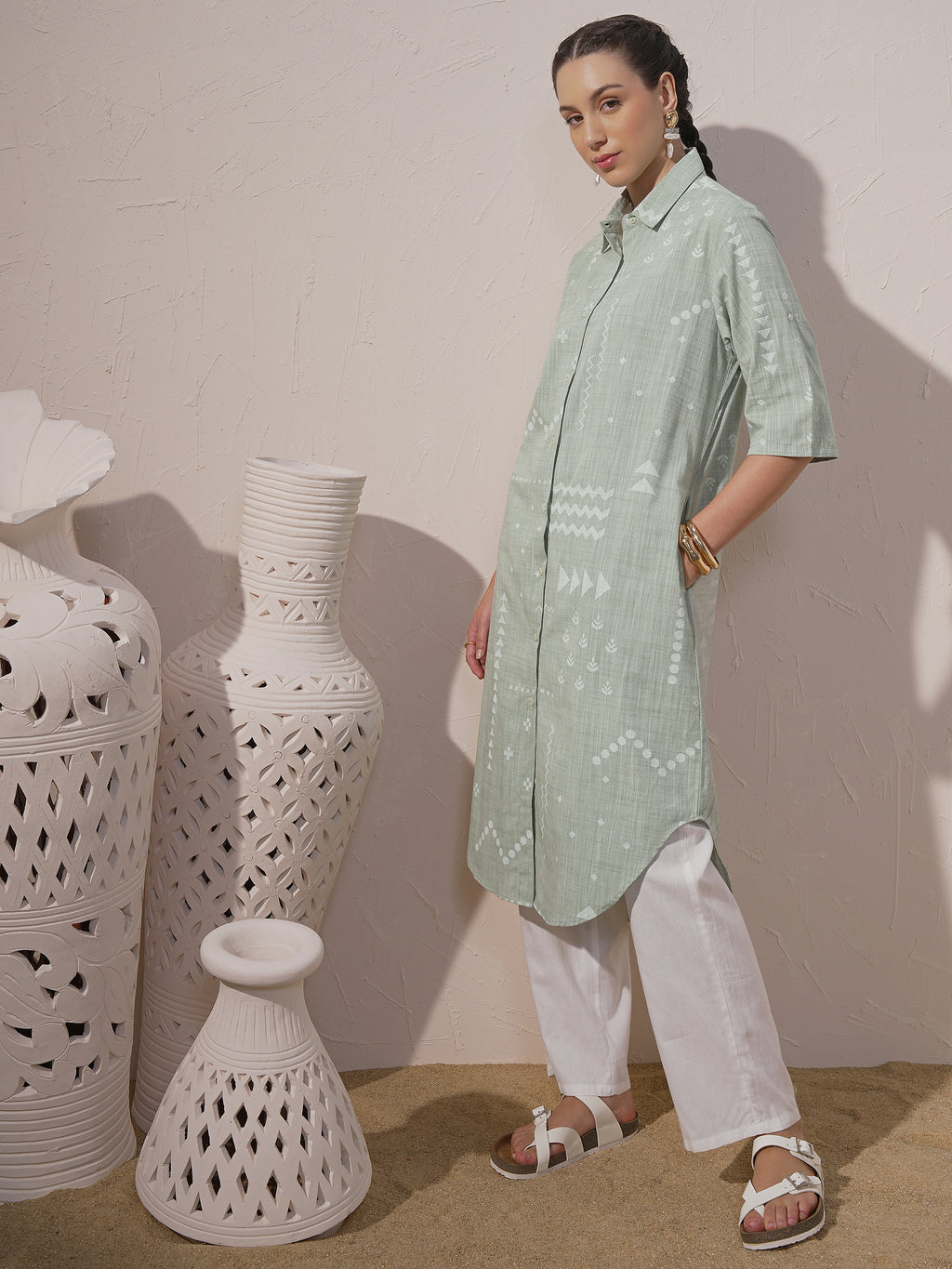 Vara By Vishudh Women Green Embroidered Straight Kurta - Green - Image 2