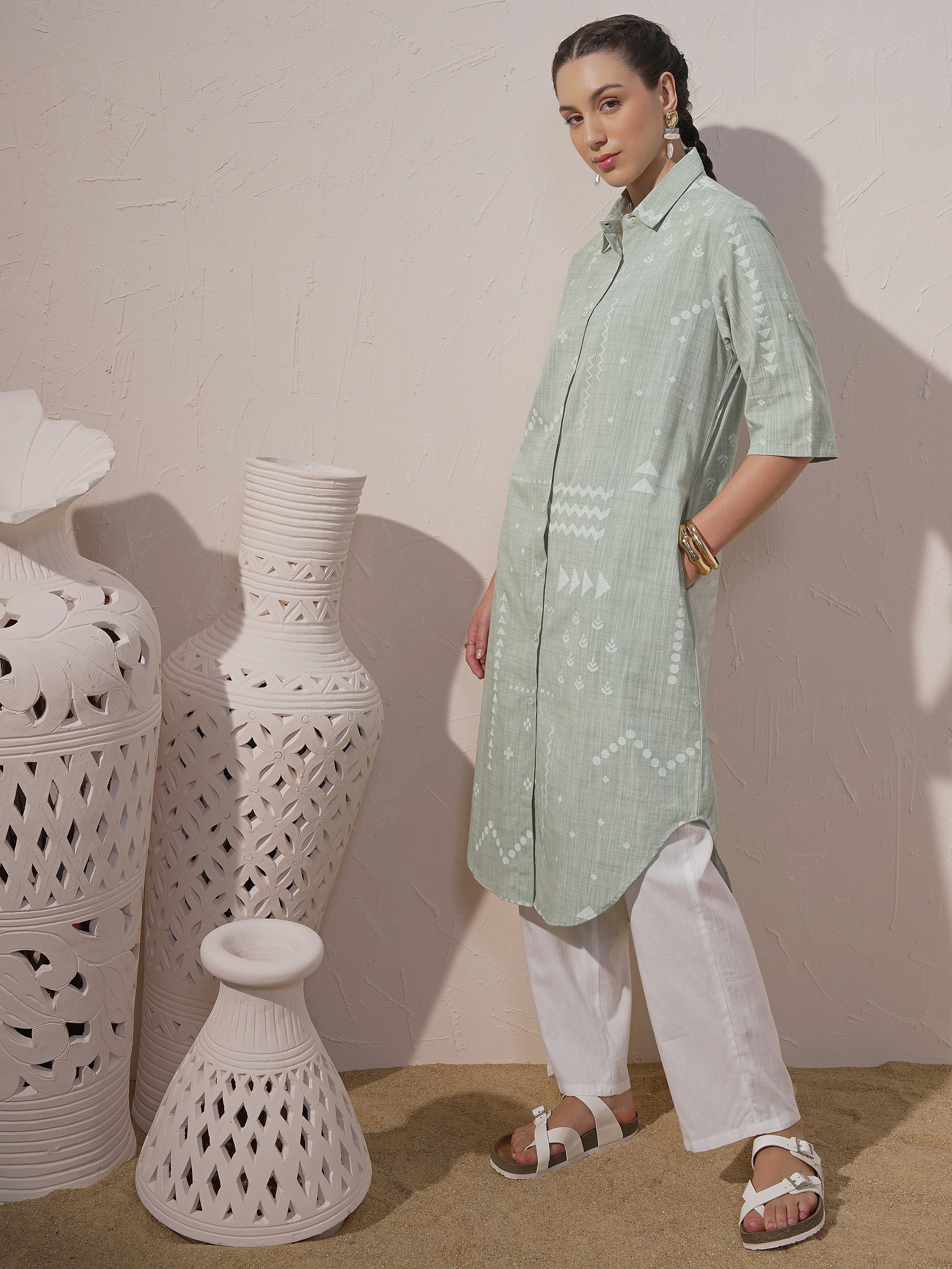 Vara By Vishudh Women Green Embroidered Straight Kurta - Green - Image 2