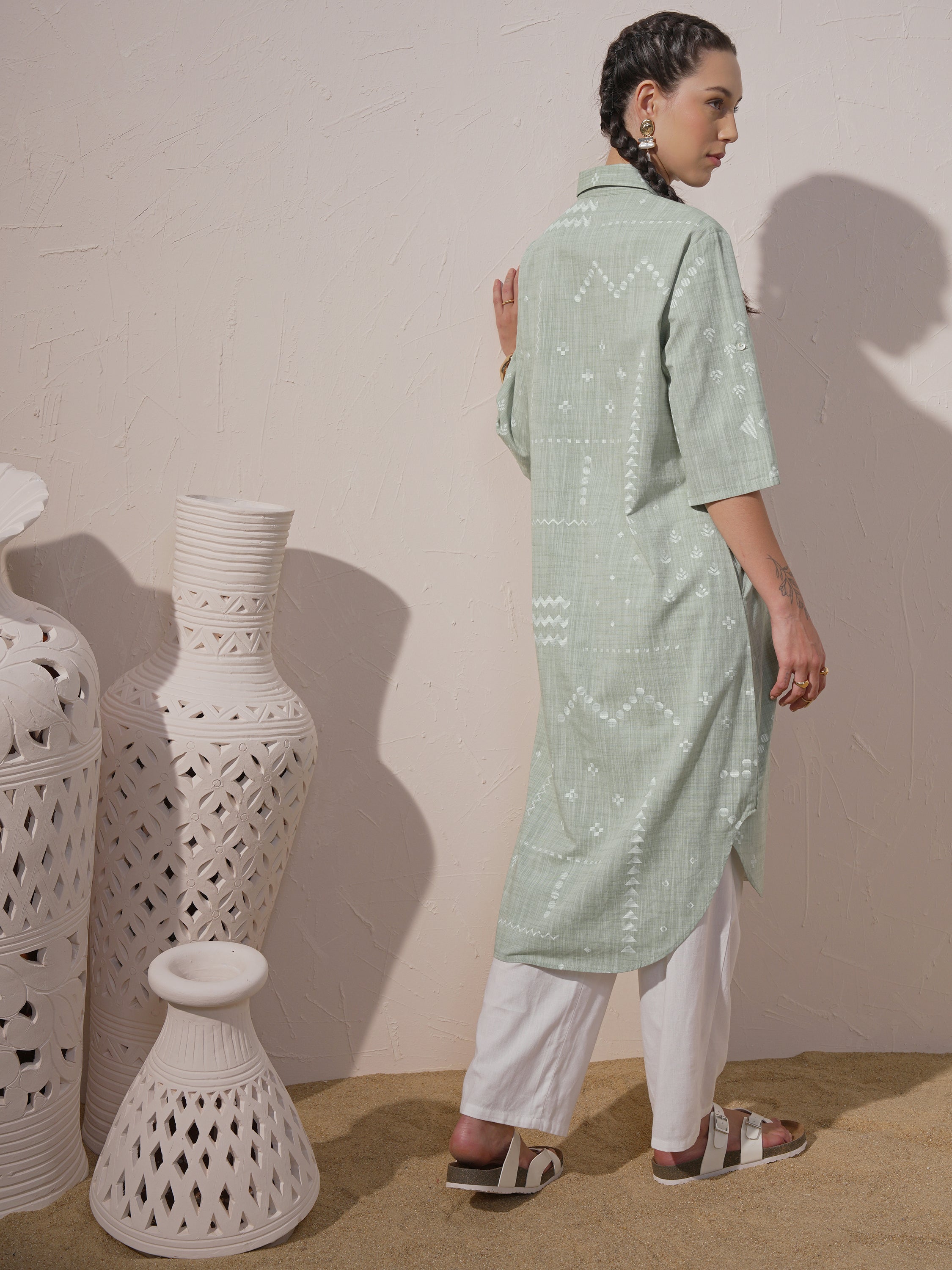 Vara By Vishudh Women Green Embroidered Straight Kurta - Green - Image 3