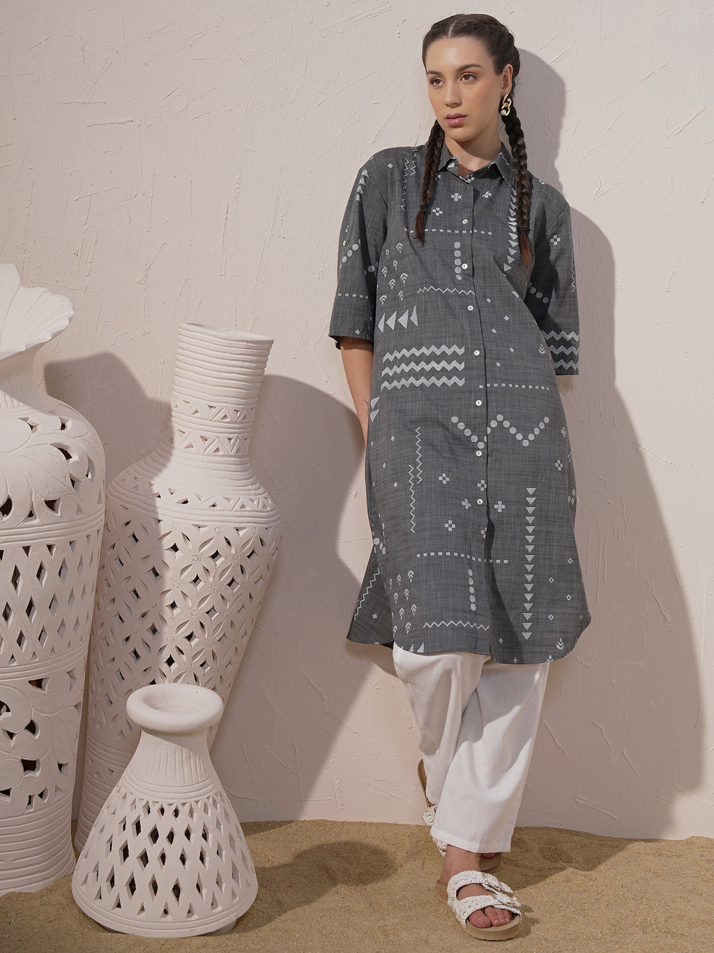 Vara By Vishudh Women Black Embroidered Straight Kurta - Black - Image 1