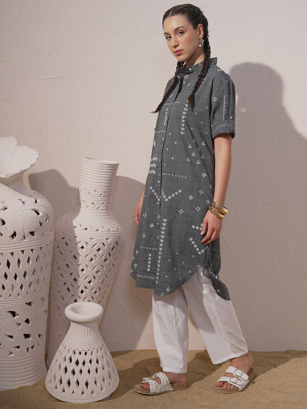 Vara By Vishudh Women Black Embroidered Straight Kurta - Black - Image 2
