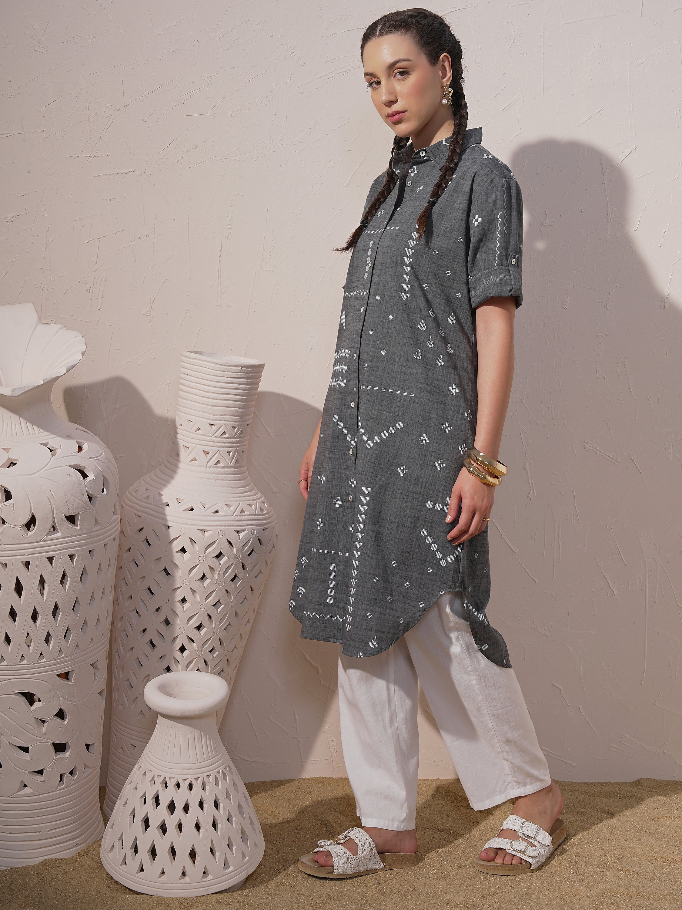Vara By Vishudh Women Black Embroidered Straight Kurta - Black - Image 2