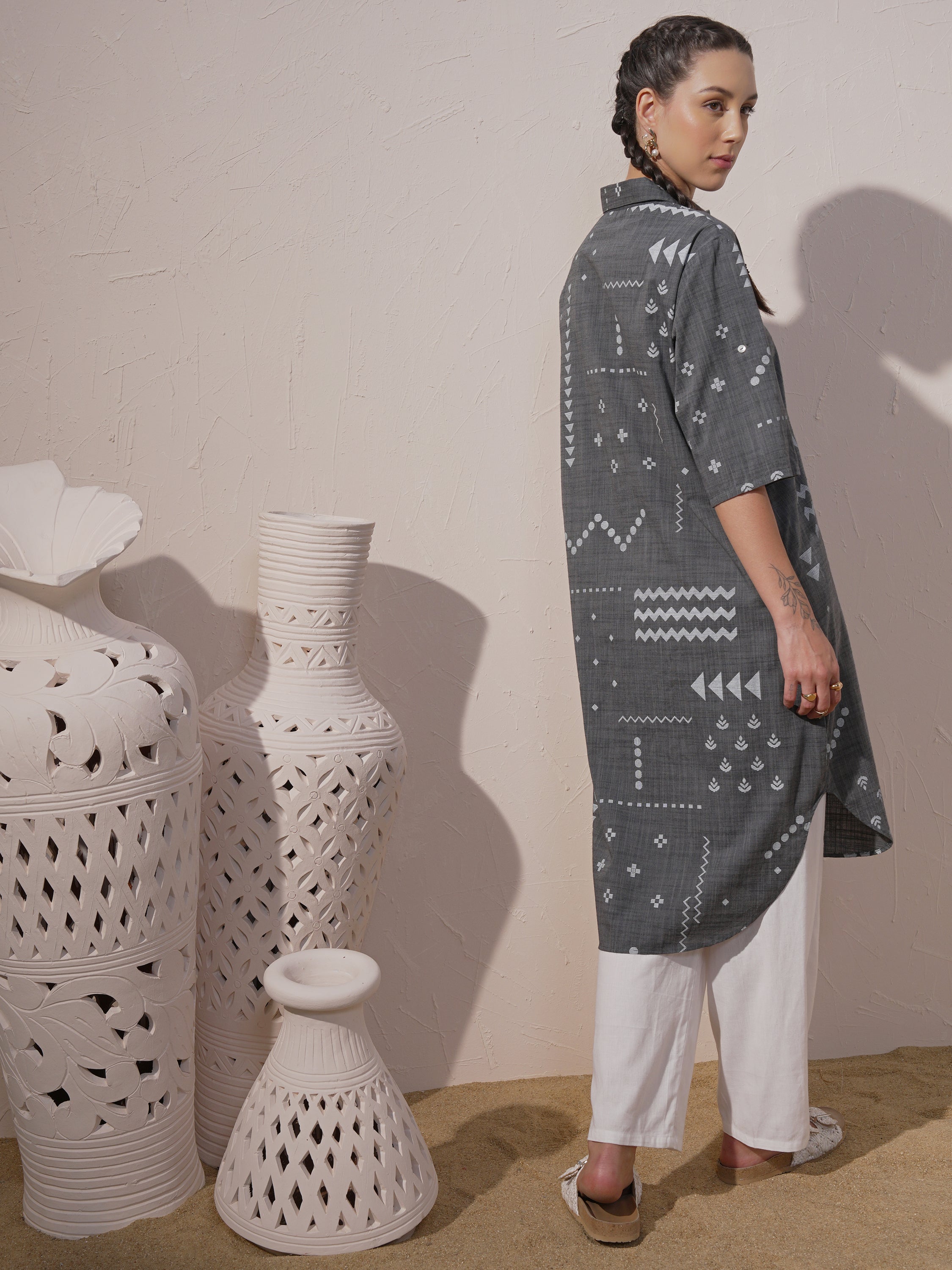 Vara By Vishudh Women Black Embroidered Straight Kurta - Black - Image 3