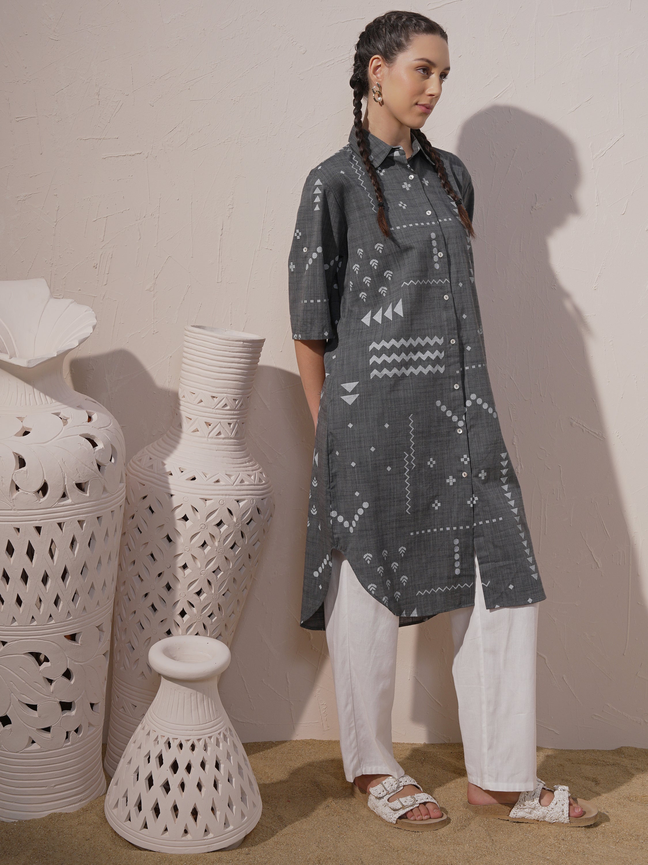 Vara By Vishudh Women Black Embroidered Straight Kurta - Black - Image 4