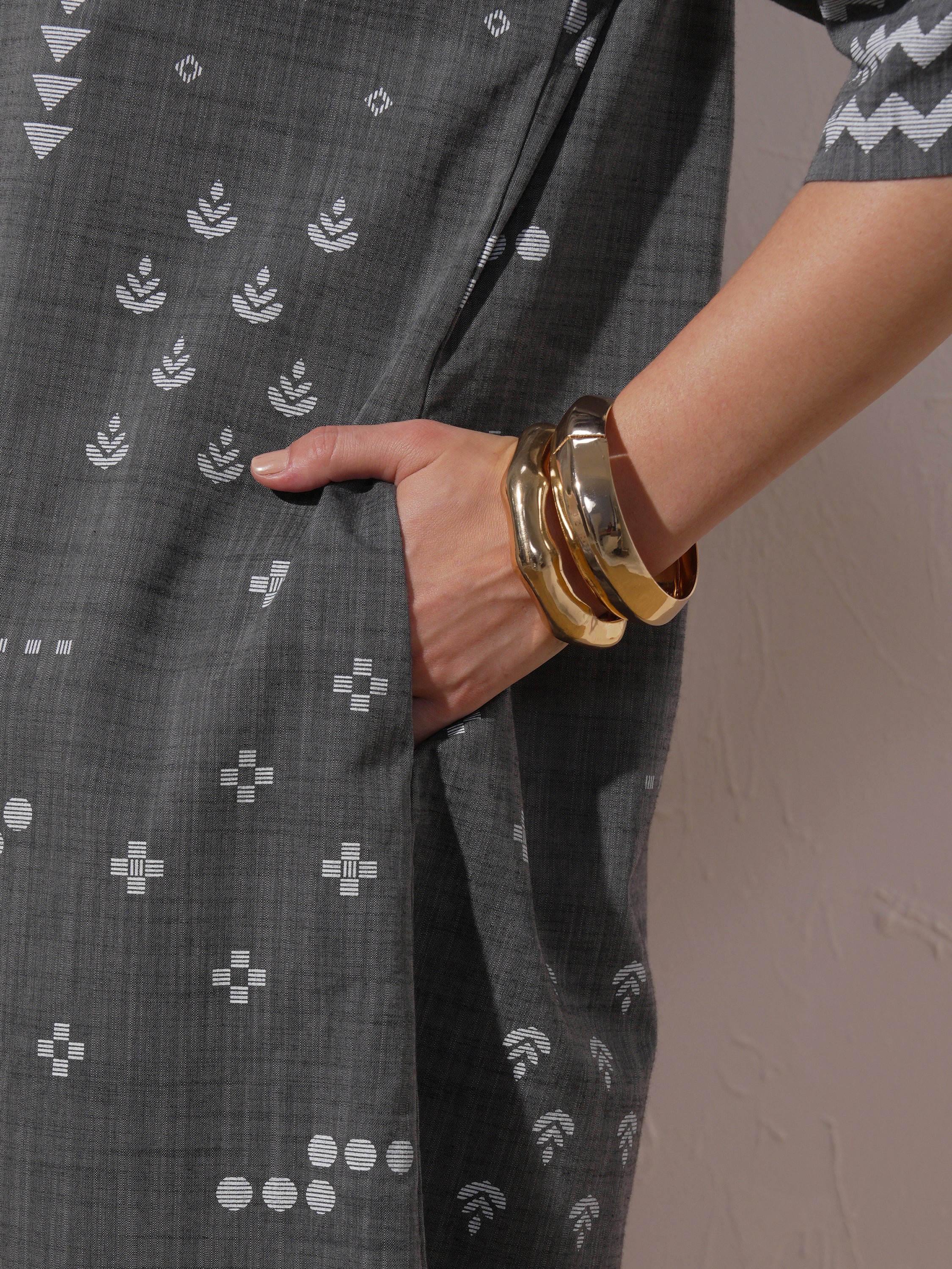 Vara By Vishudh Women Black Embroidered Straight Kurta - Black - Image 6