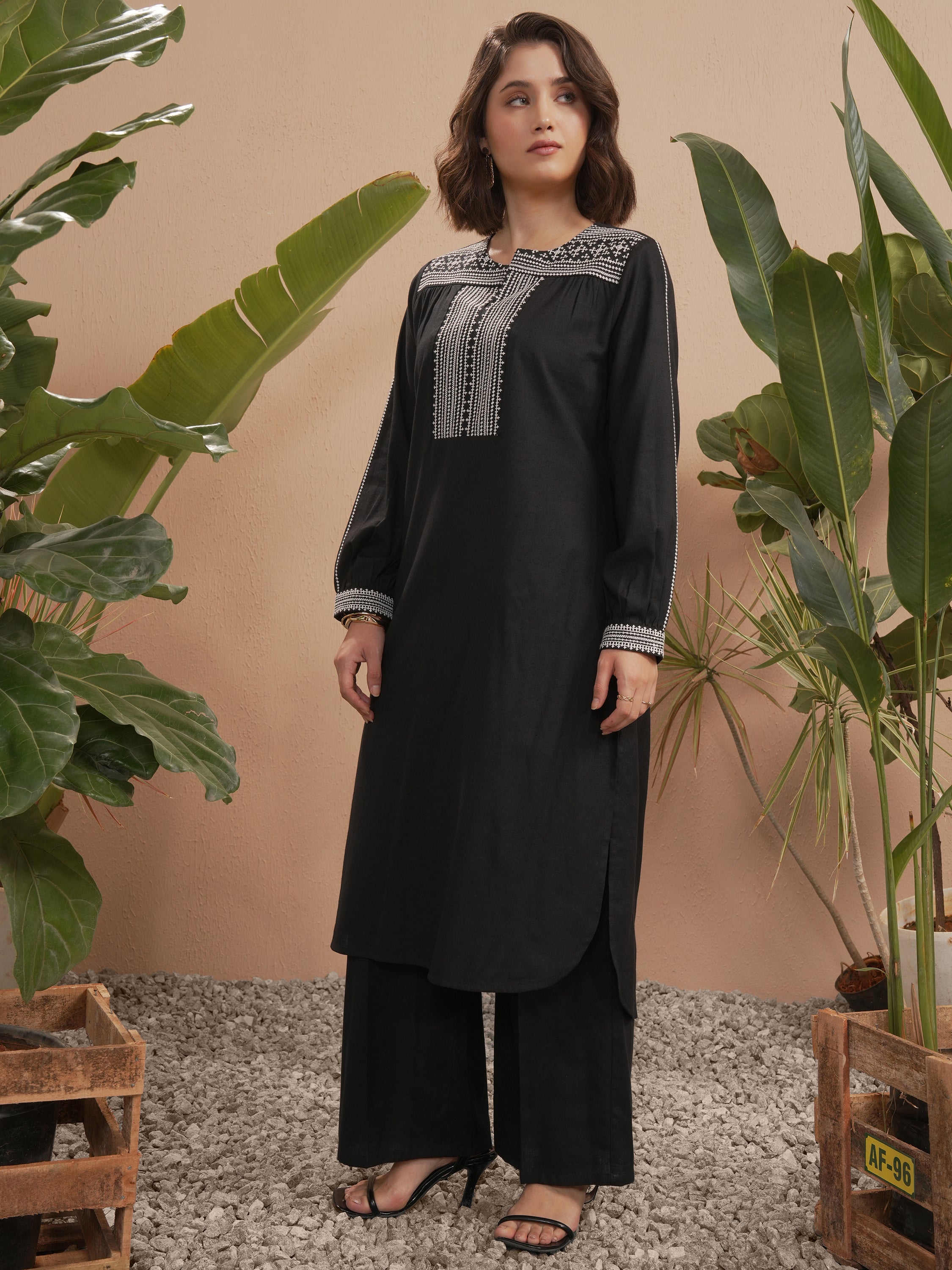 Vara By Vishudh Women Black Embroidered Straight Kurta - Black - Image 2