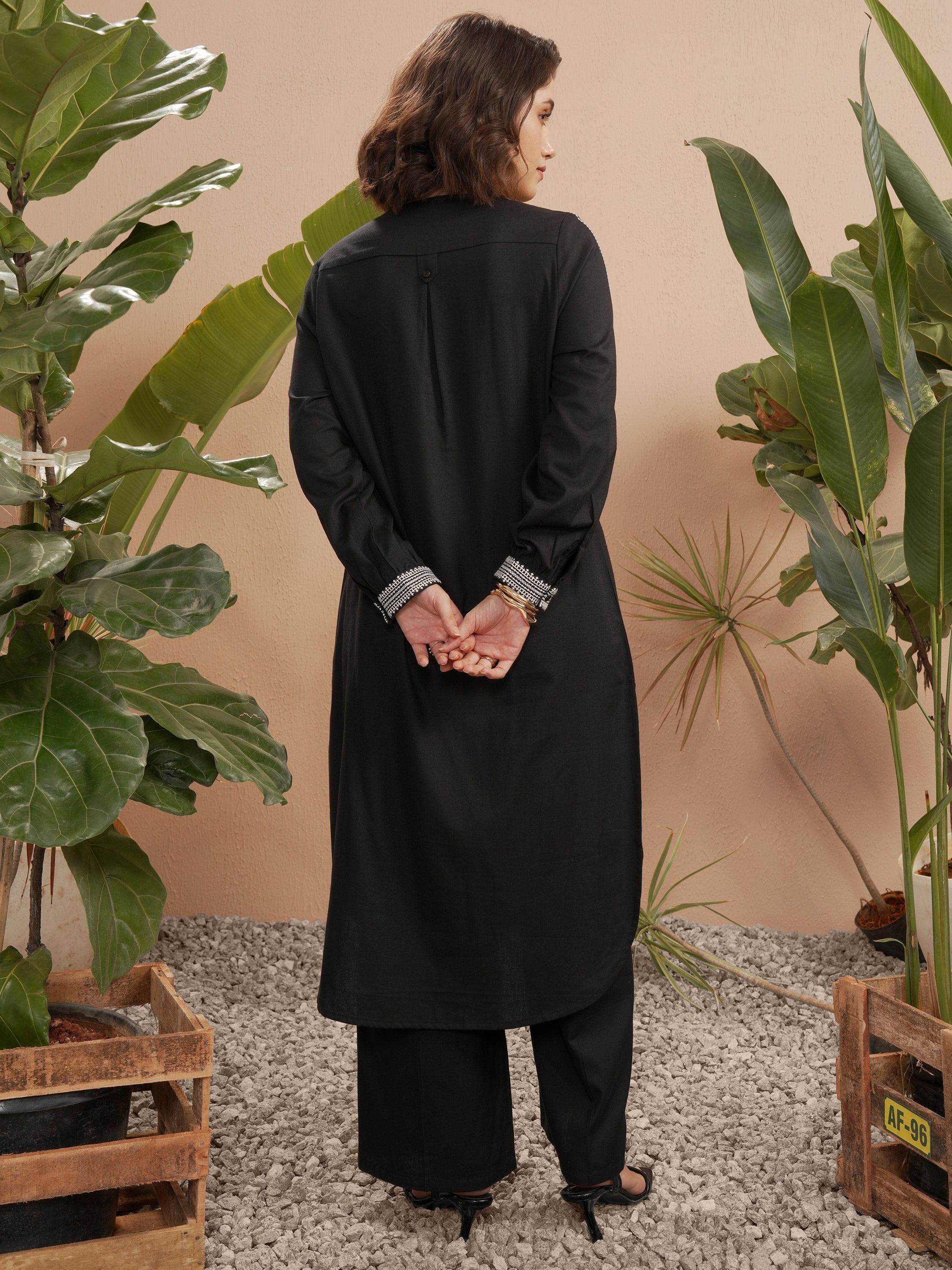 Vara By Vishudh Women Black Embroidered Straight Kurta - Black - Image 3