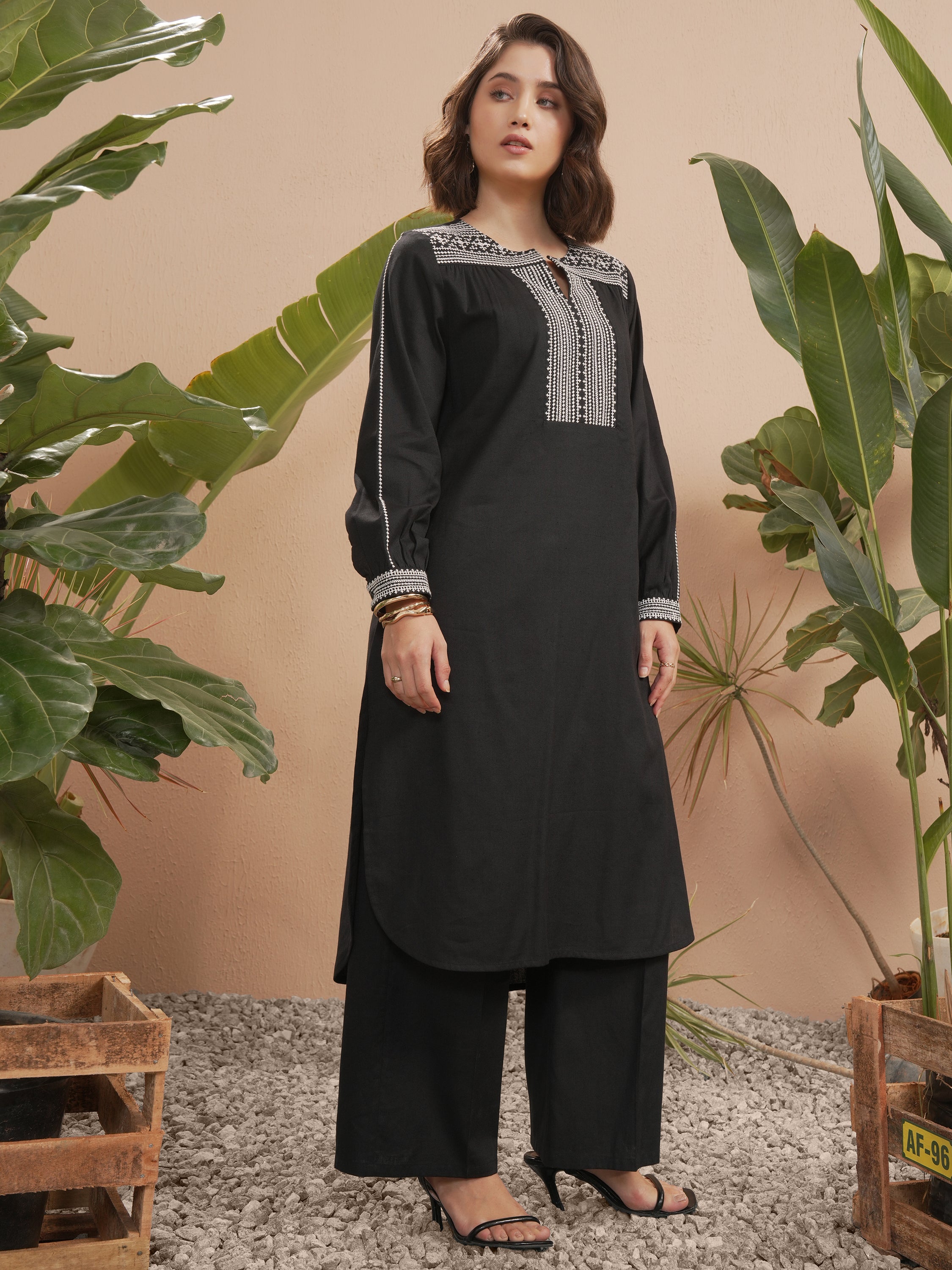 Vara By Vishudh Women Black Embroidered Straight Kurta - Black - Image 4