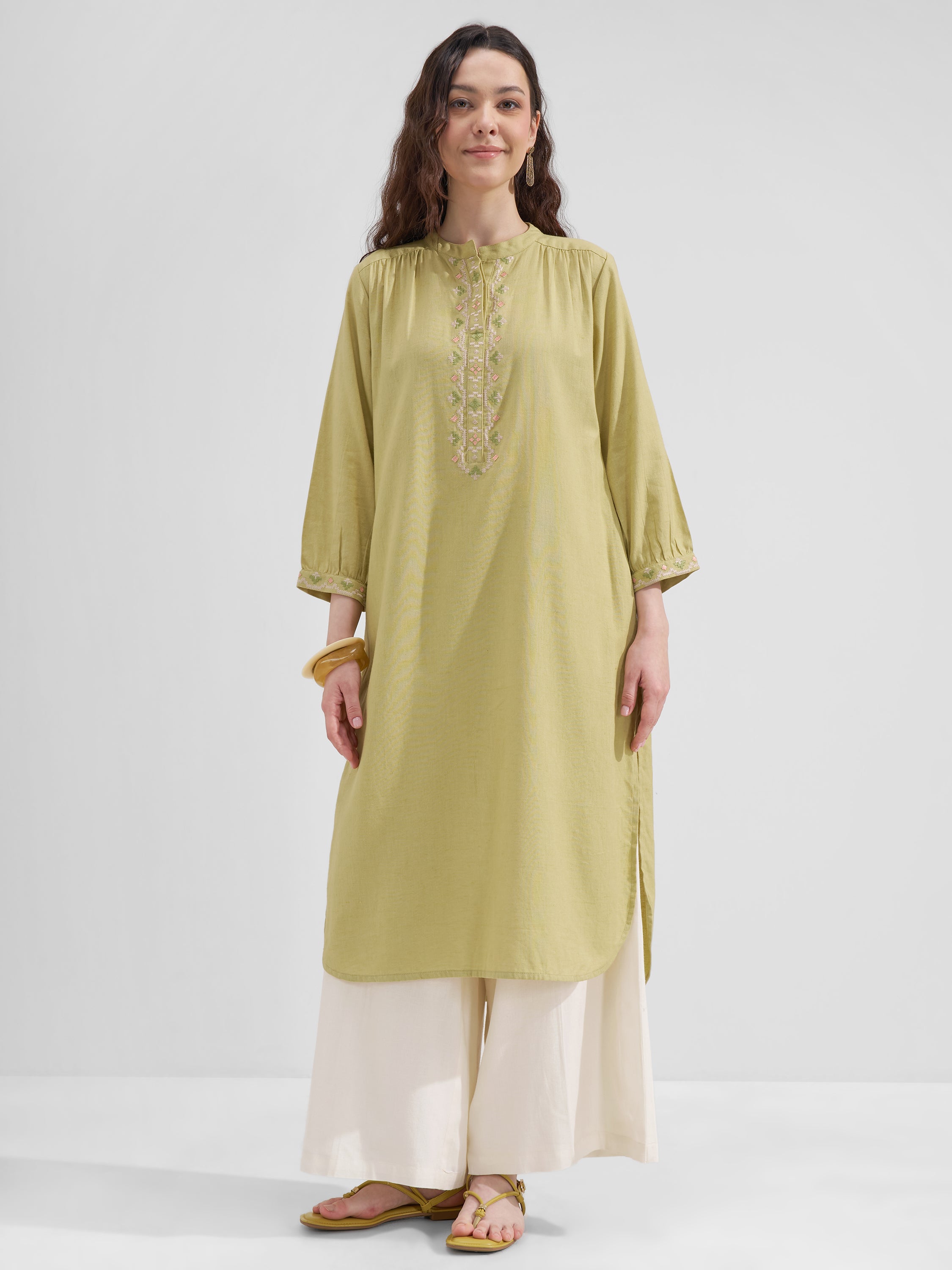 Vara By Vishudh Women Green Embroidered Straight Kurta