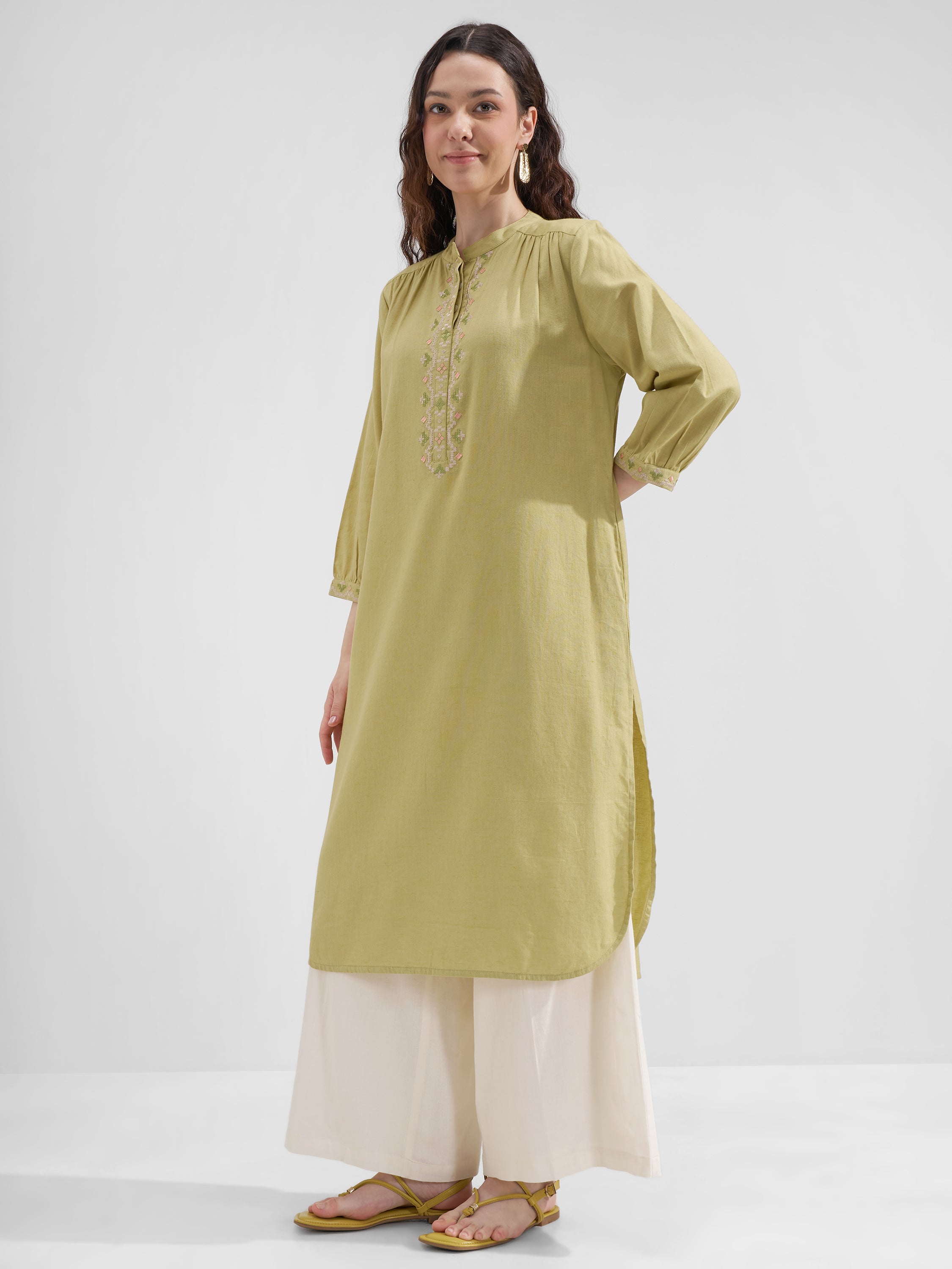 Vara By Vishudh Women Green Embroidered Straight Kurta