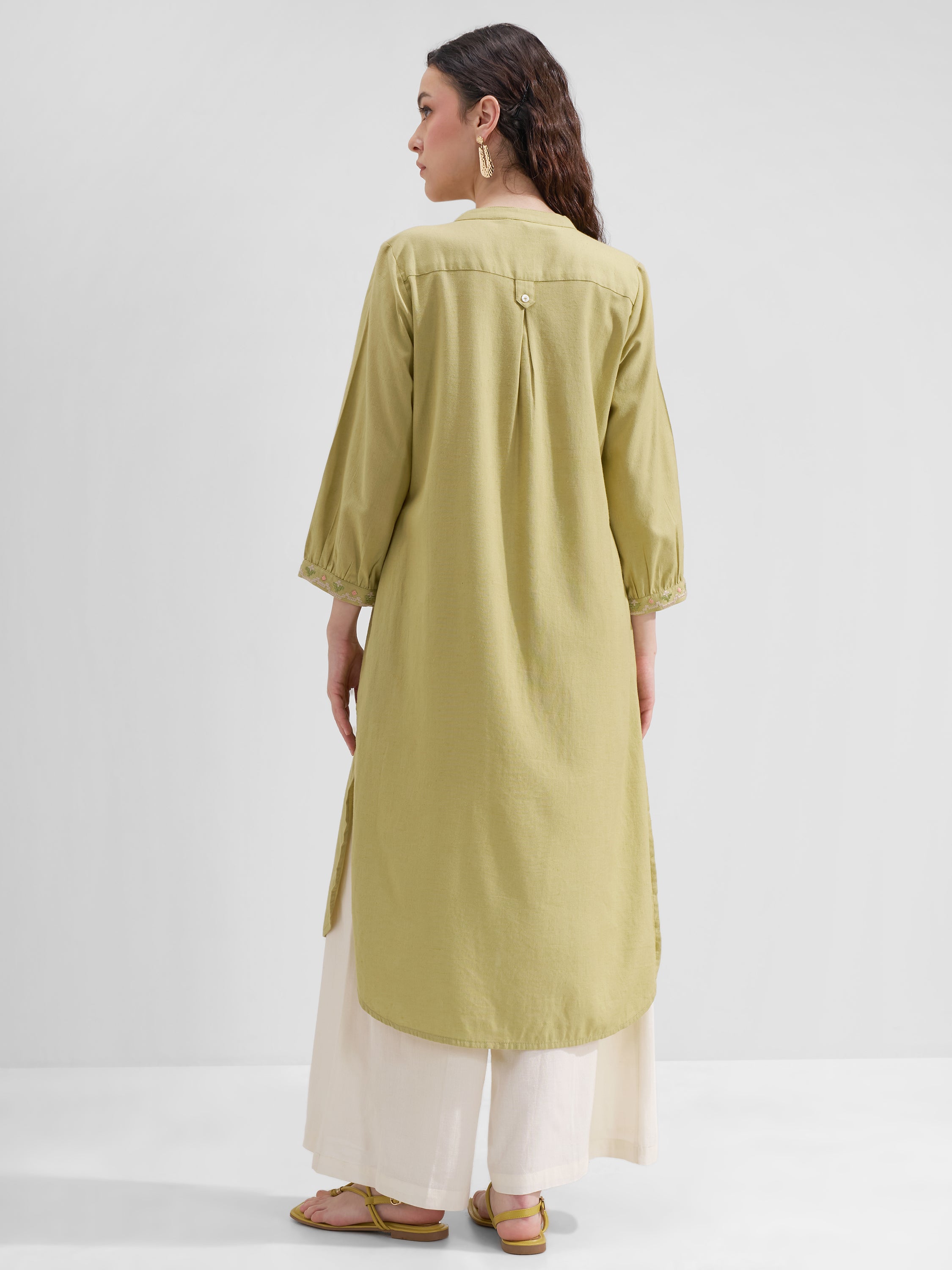 Vara By Vishudh Women Green Embroidered Straight Kurta