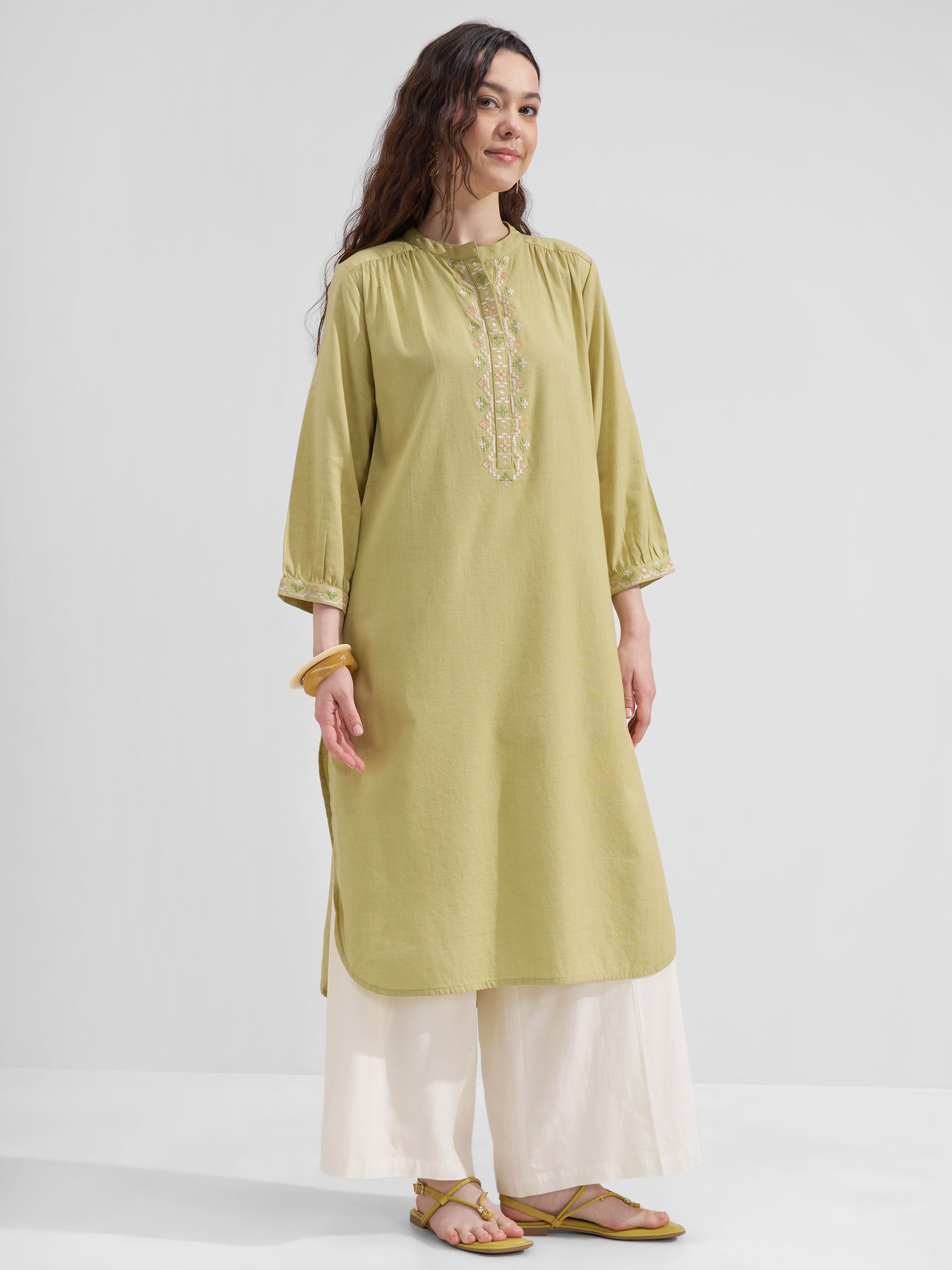 Vara By Vishudh Women Green Embroidered Straight Kurta