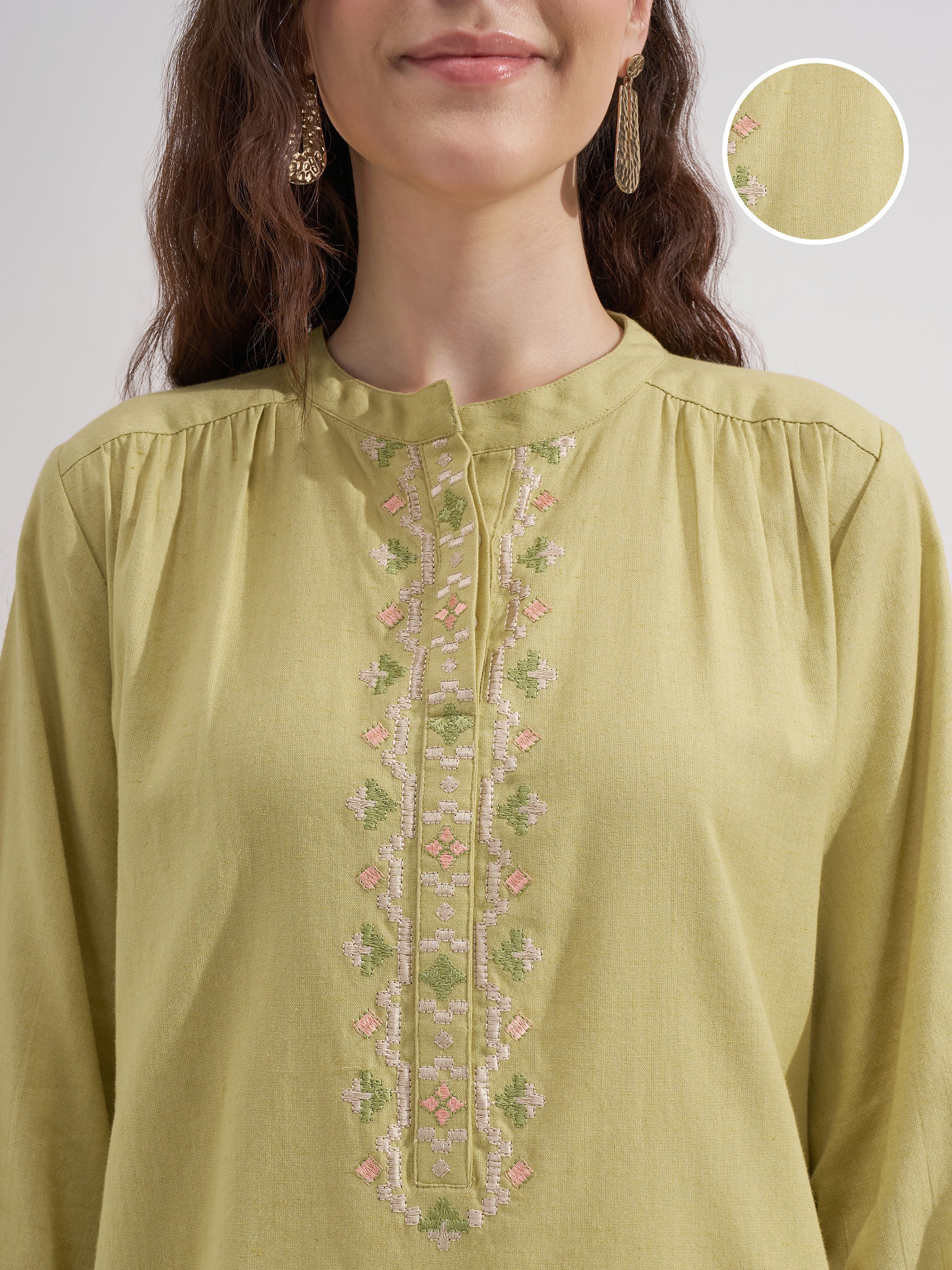 Vara By Vishudh Women Green Embroidered Straight Kurta