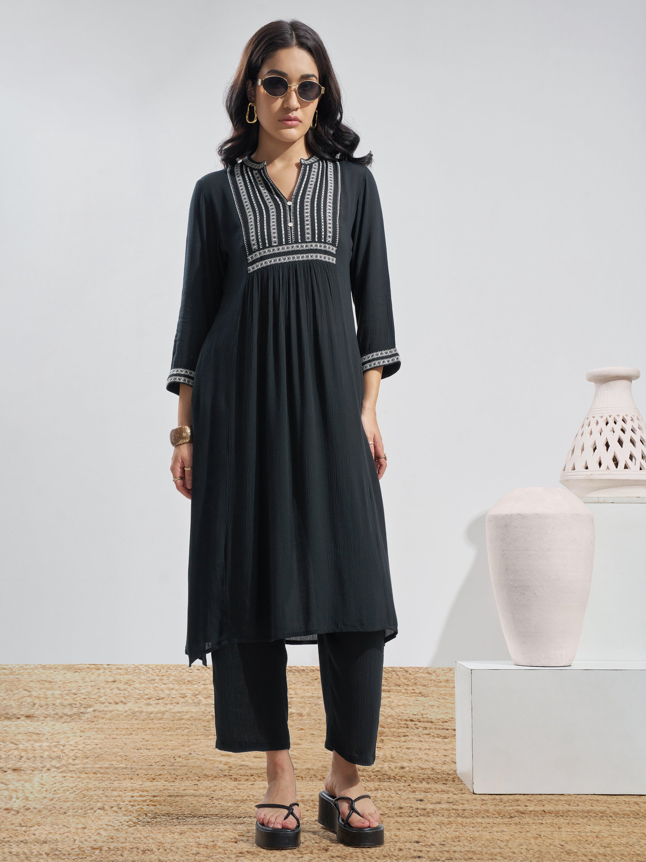 Vara By Vishudh Women Black Embroidered Straight Kurta - Black - Image 1