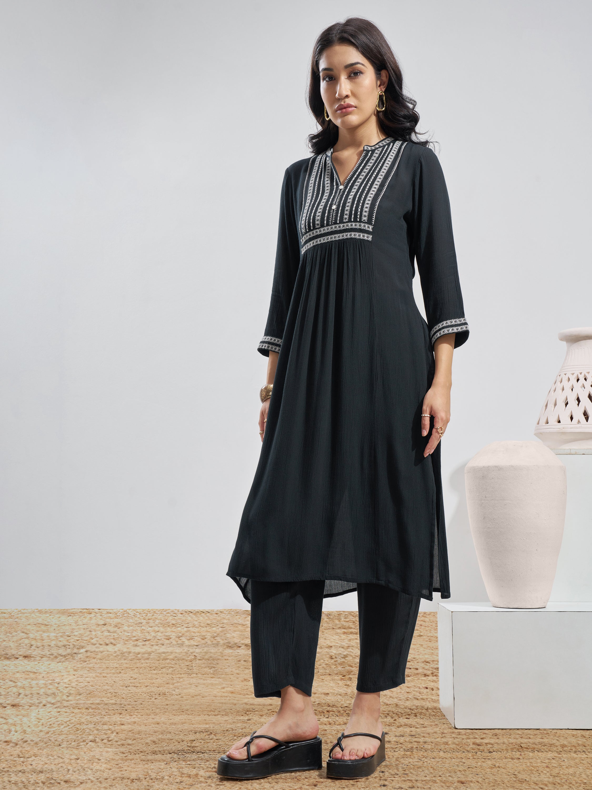 Vara By Vishudh Women Black Embroidered Straight Kurta - Black - Image 2
