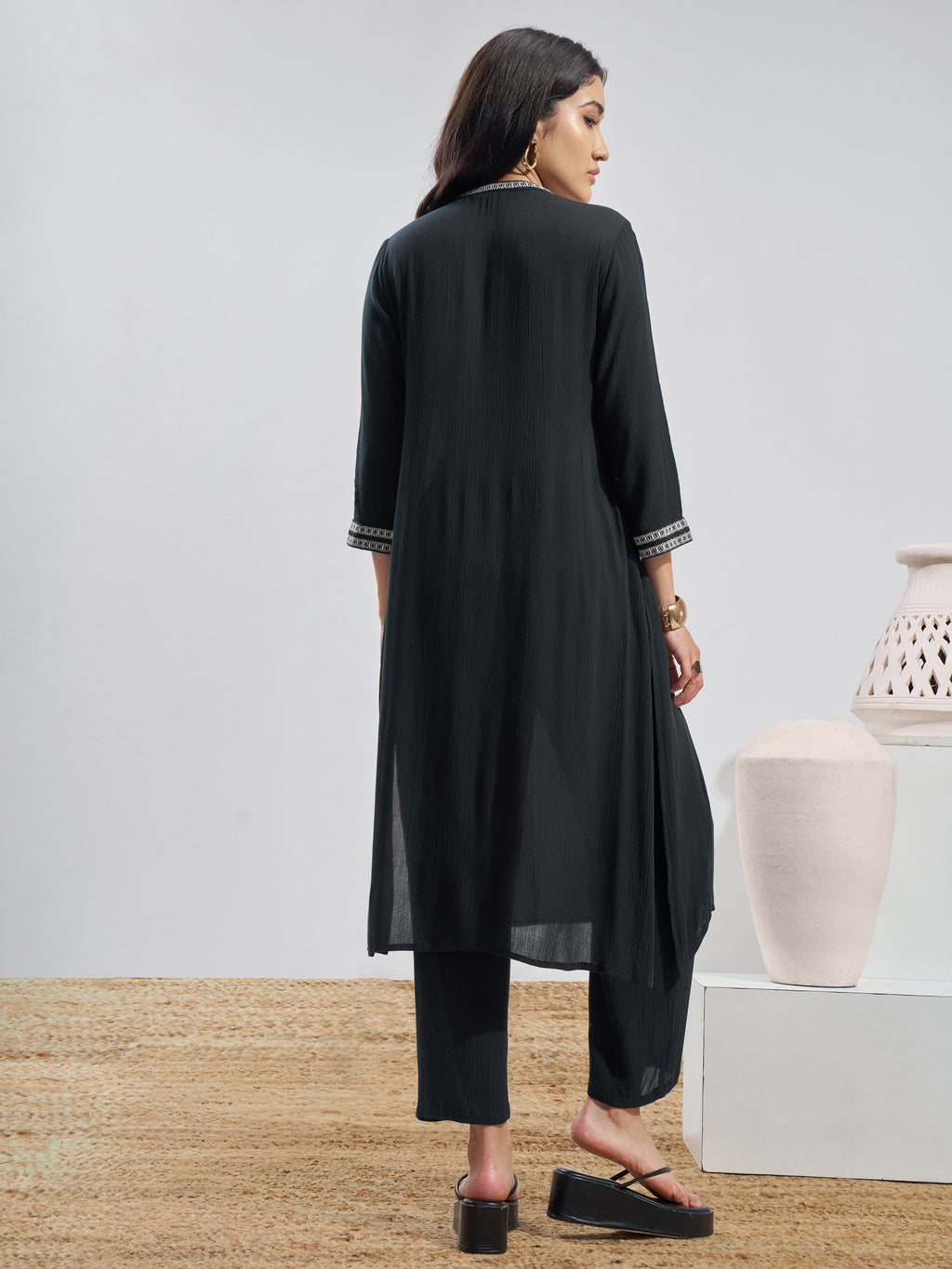 Vara By Vishudh Women Black Embroidered Straight Kurta - Black - Image 3
