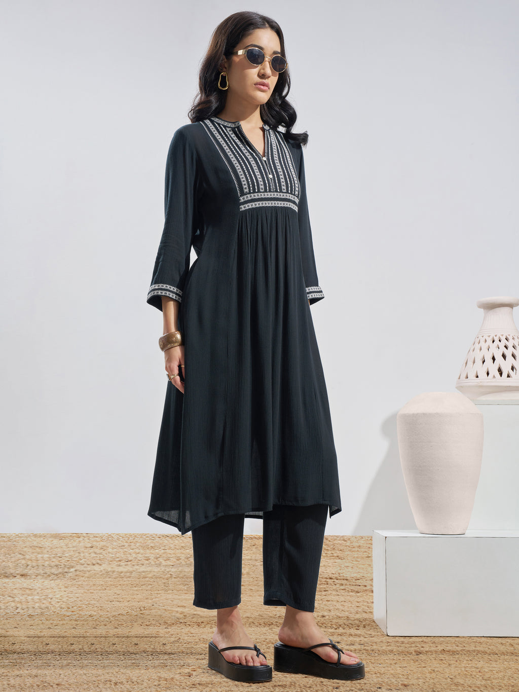 Vara By Vishudh Women Black Embroidered Straight Kurta - Black - Image 4
