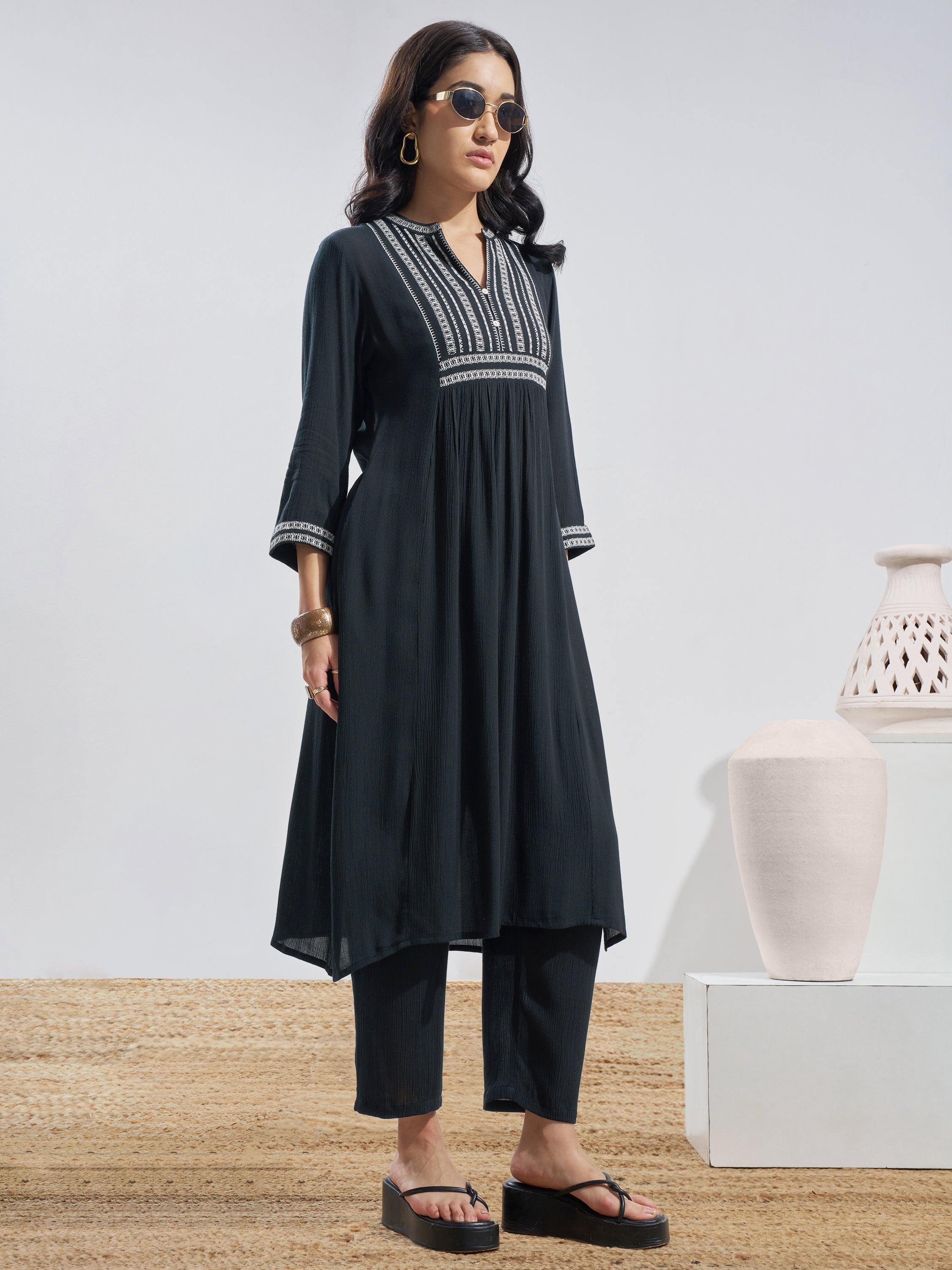Vara By Vishudh Women Black Embroidered Straight Kurta - Black - Image 4