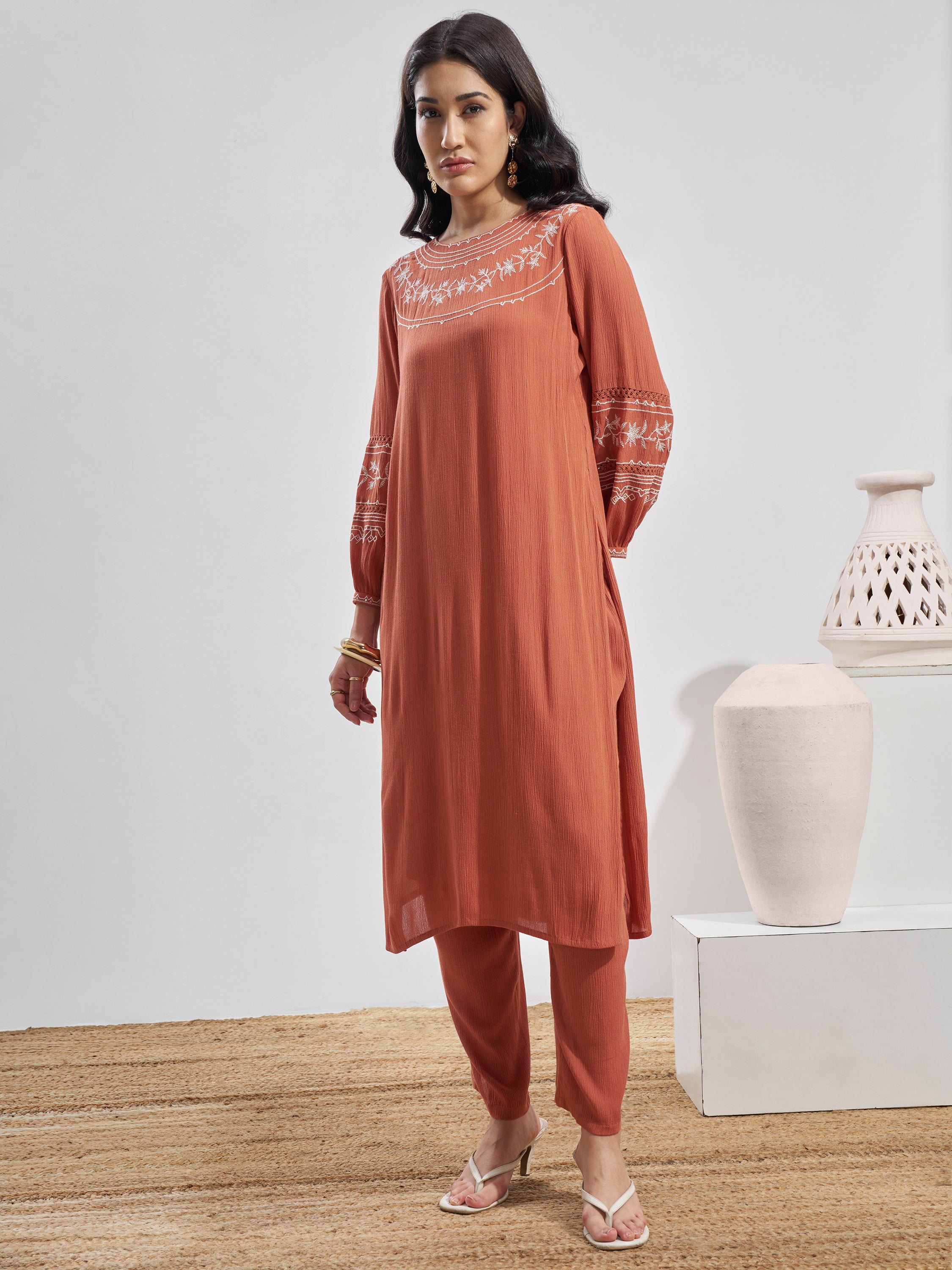 Vara By Vishudh Women Peach Embroidered Straight Kurta - Peach - Image 2