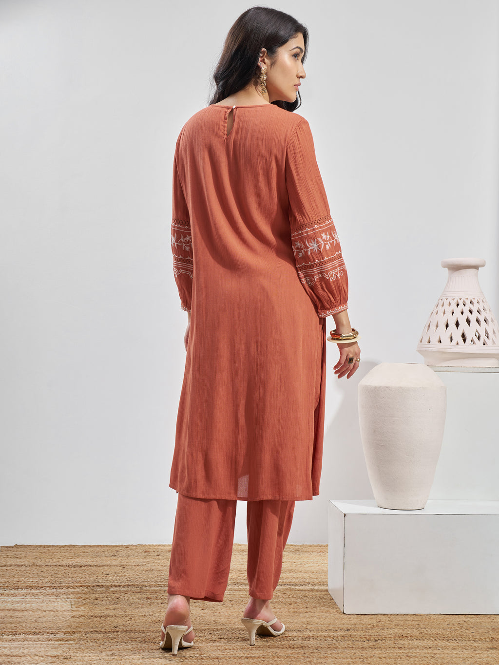 Vara By Vishudh Women Peach Embroidered Straight Kurta - Peach - Image 3
