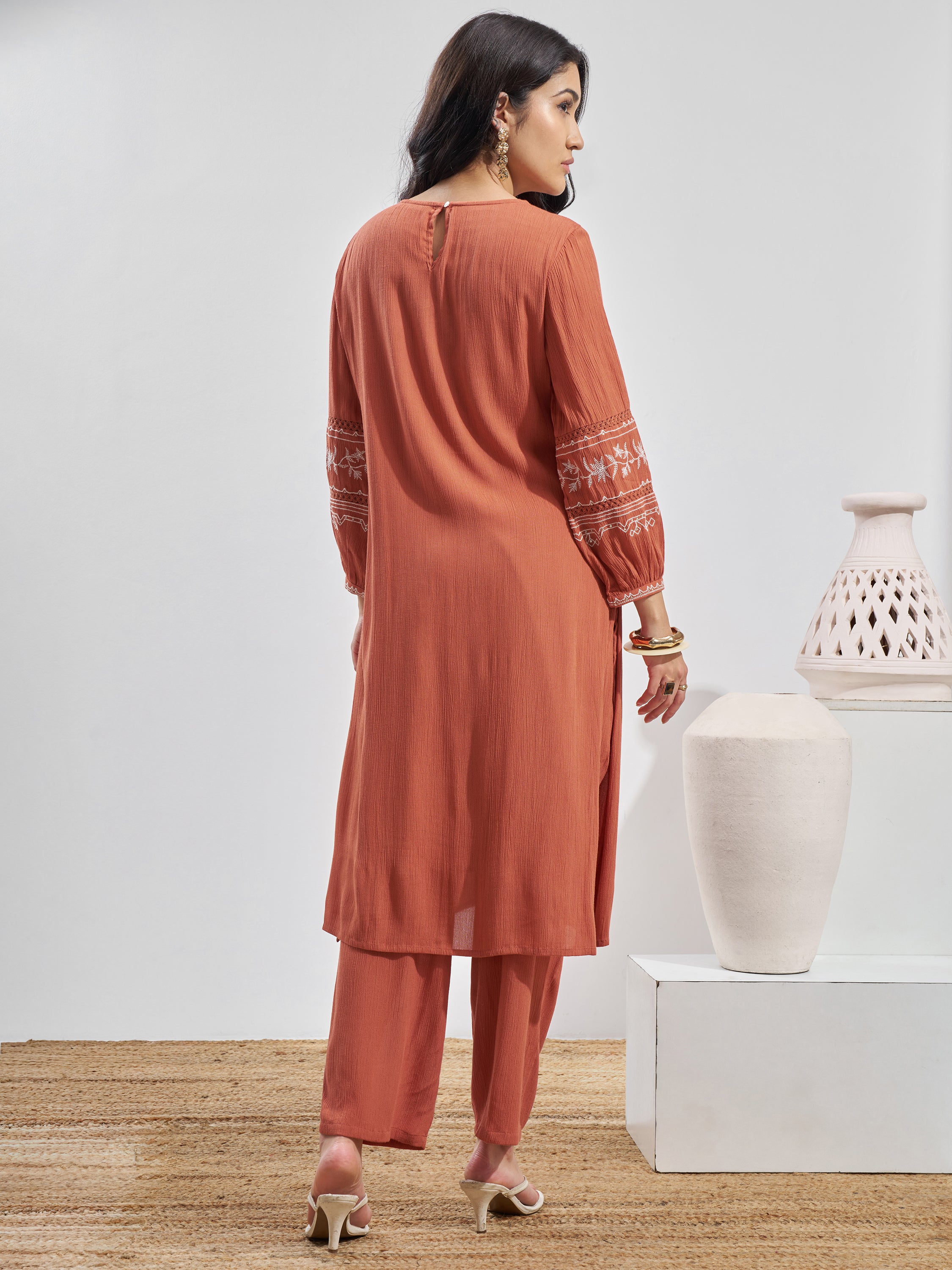 Vara By Vishudh Women Peach Embroidered Straight Kurta - Peach - Image 3