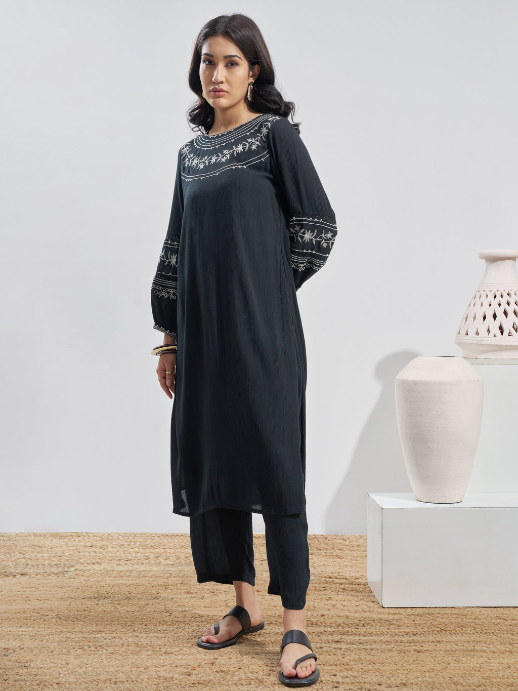 Vara By Vishudh Women Black Embroidered Straight Kurta - Black - Image 2