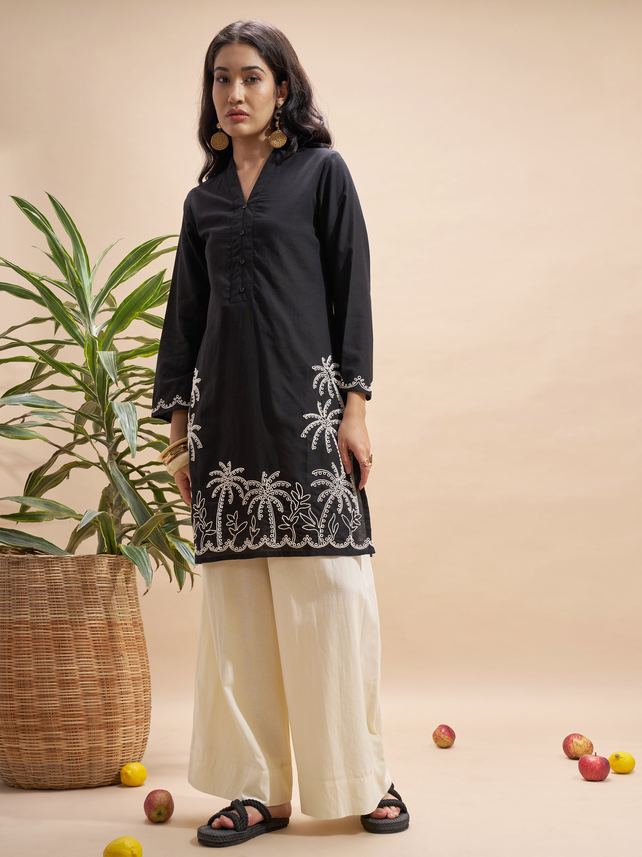 Vara By Vishudh Women Black Embroidered Straight Kurta - Black - Image 2