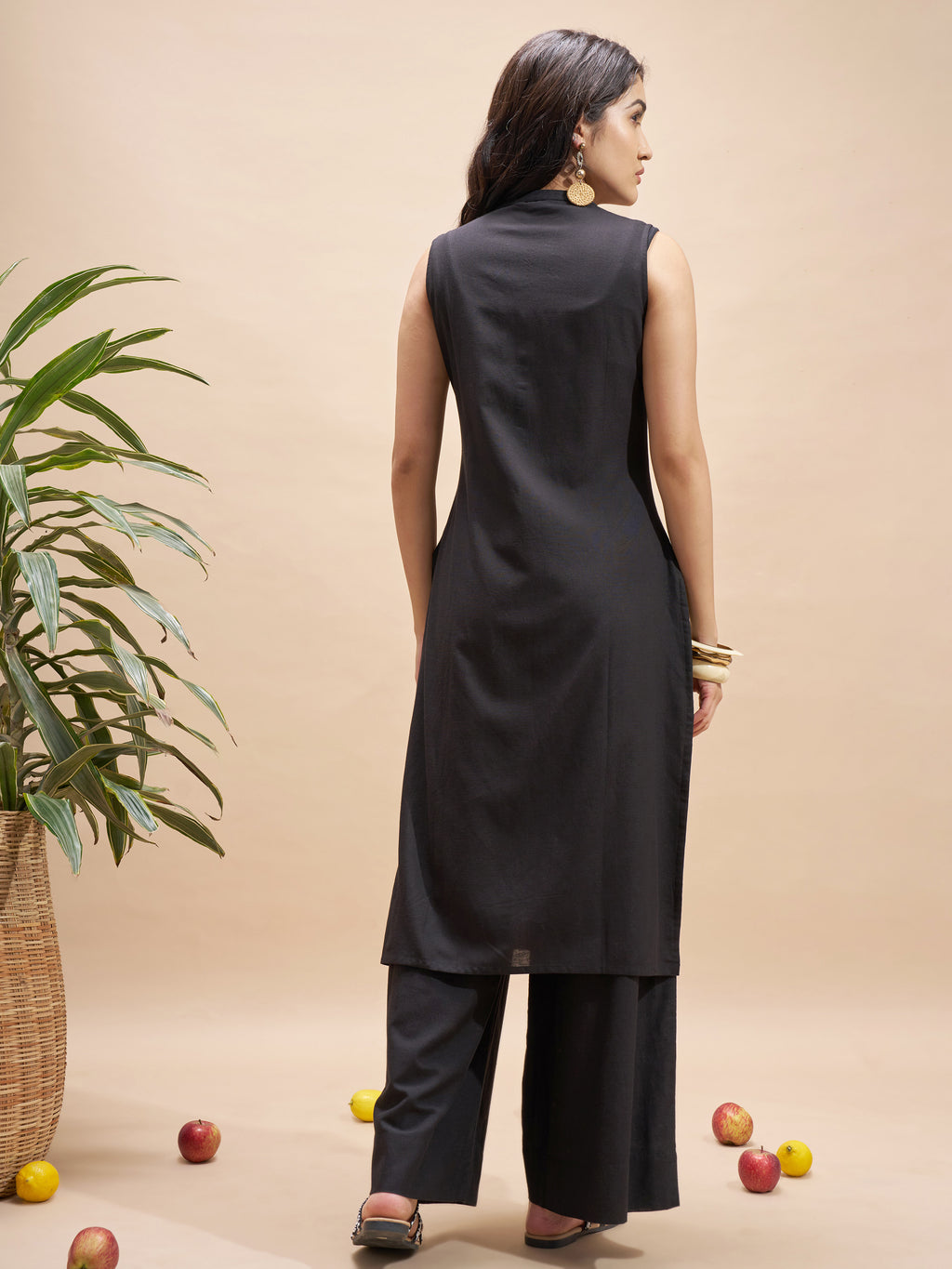Vara By Vishudh Women Black Embroidered Straight Kurta - Black - Image 3