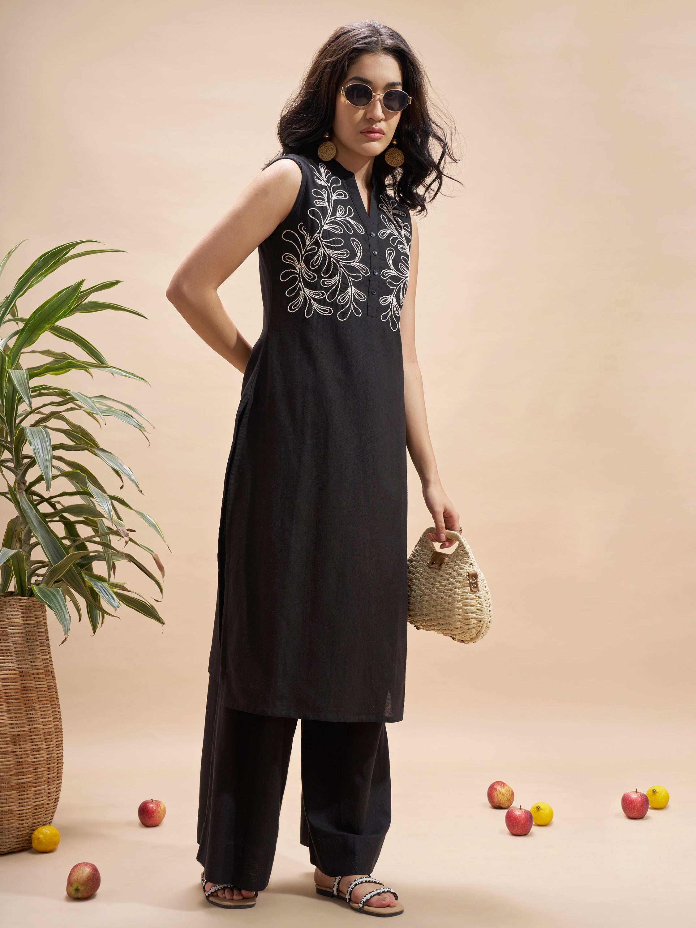 Vara By Vishudh Women Black Embroidered Straight Kurta - Black - Image 4