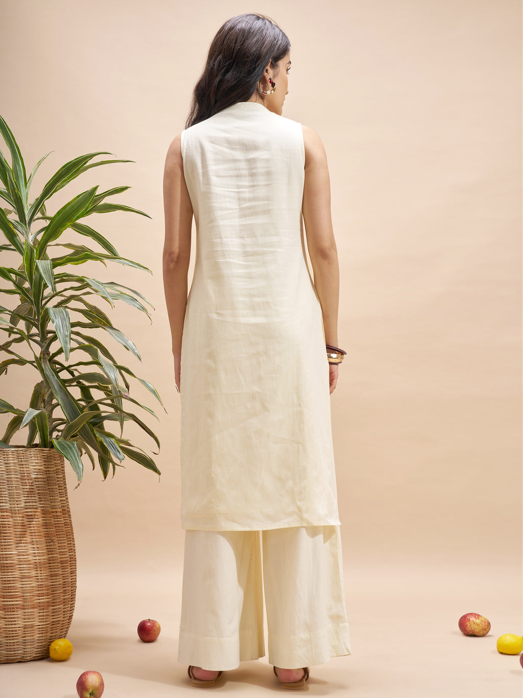 Vara By Vishudh Women Cream Embroidered Straight Kurta - Cream - Image 3