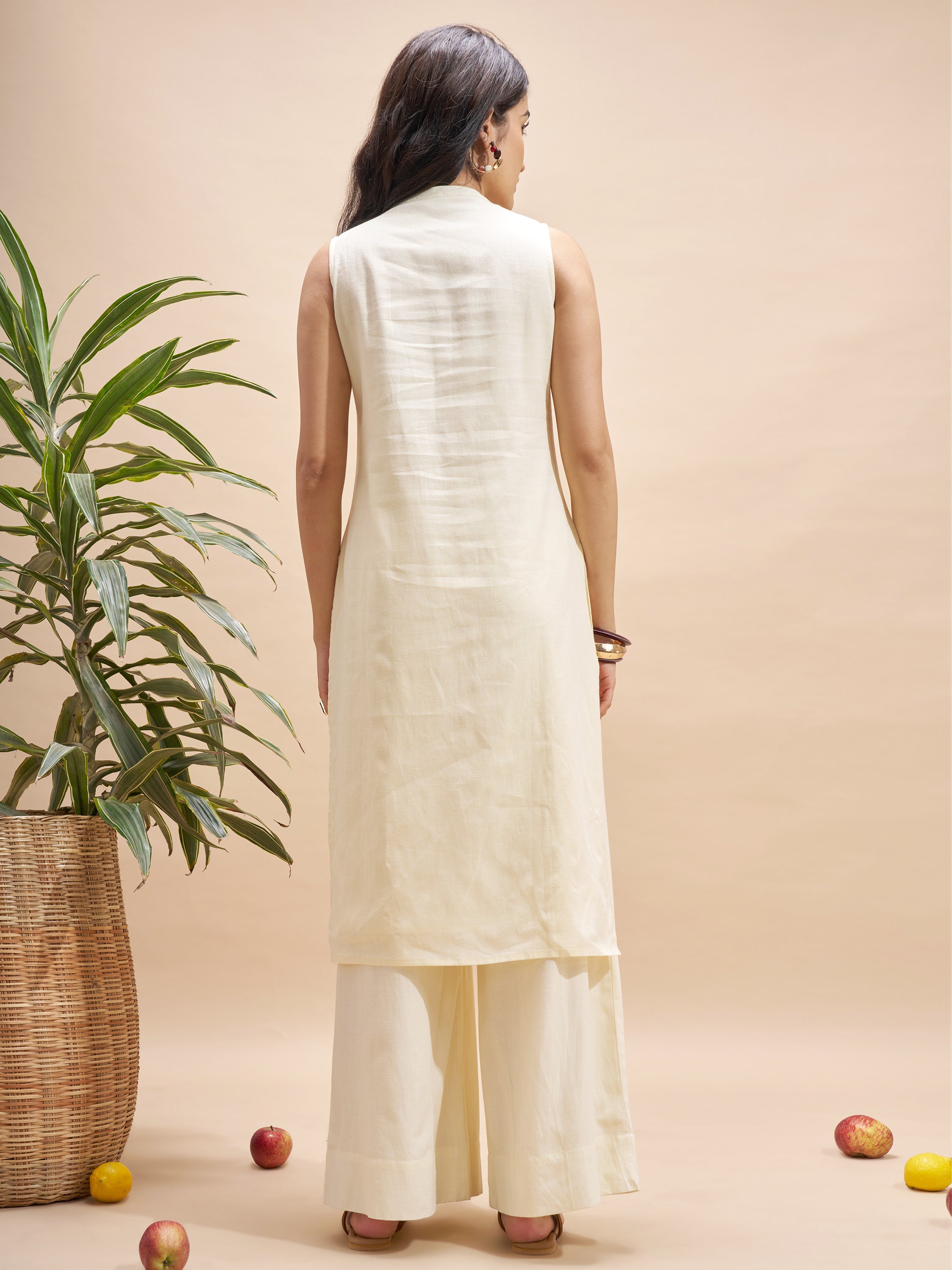 Vara By Vishudh Women Cream Embroidered Straight Kurta - Cream - Image 3